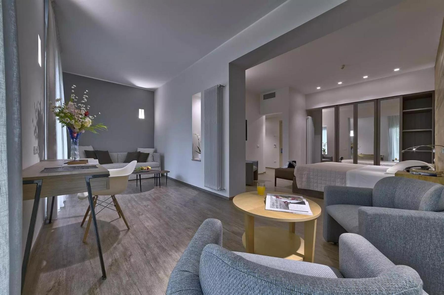 Deluxe Junior Suite - Photo 2