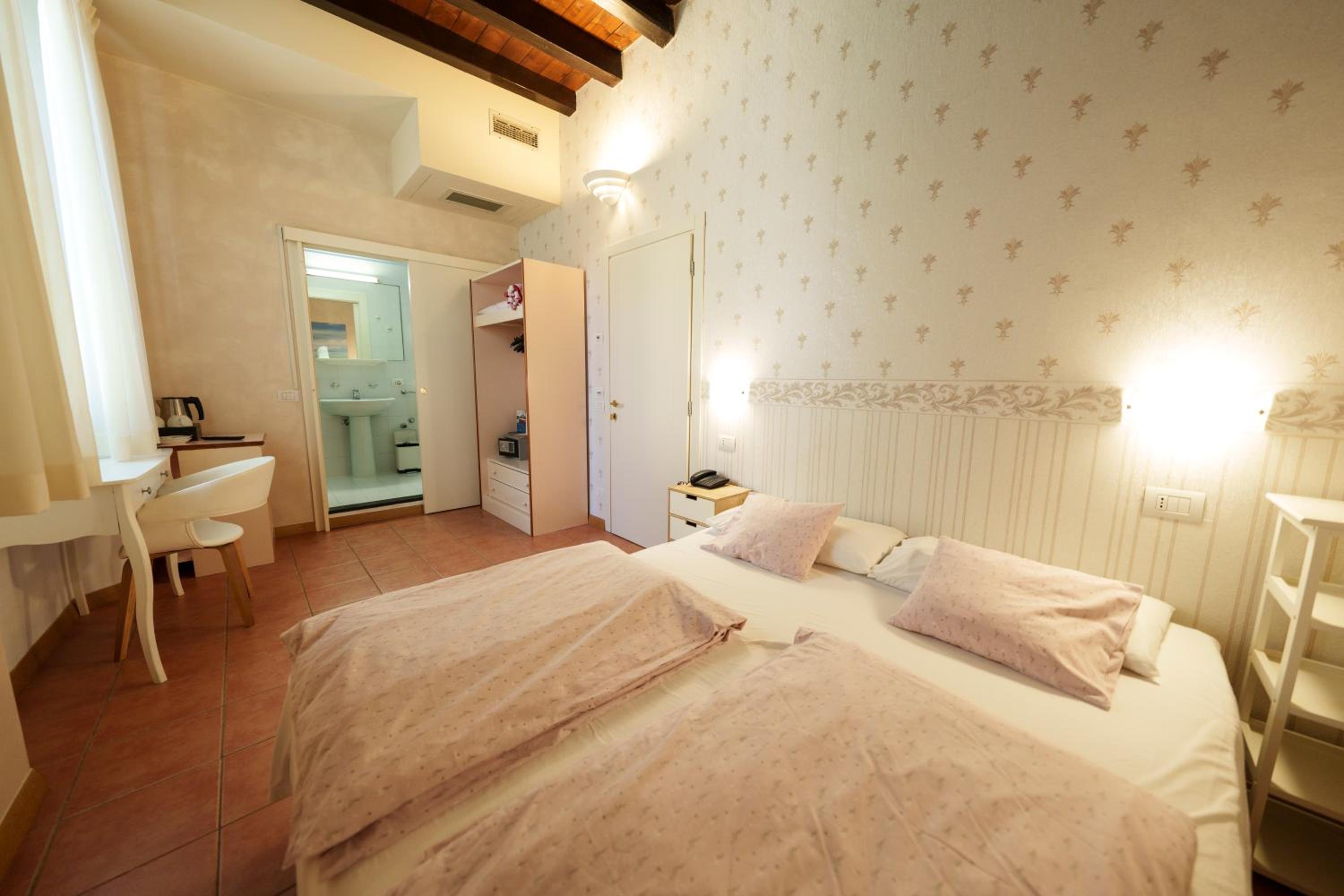 Economy Double Room photo 3