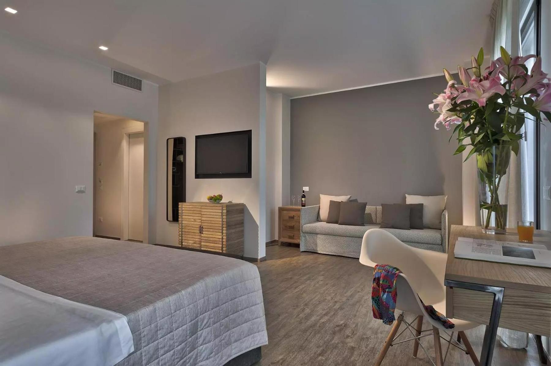 Deluxe Junior Suite - Photo 5