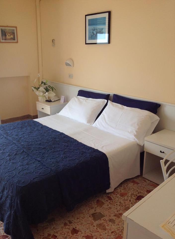 Double Room with Sea View - Photo 2