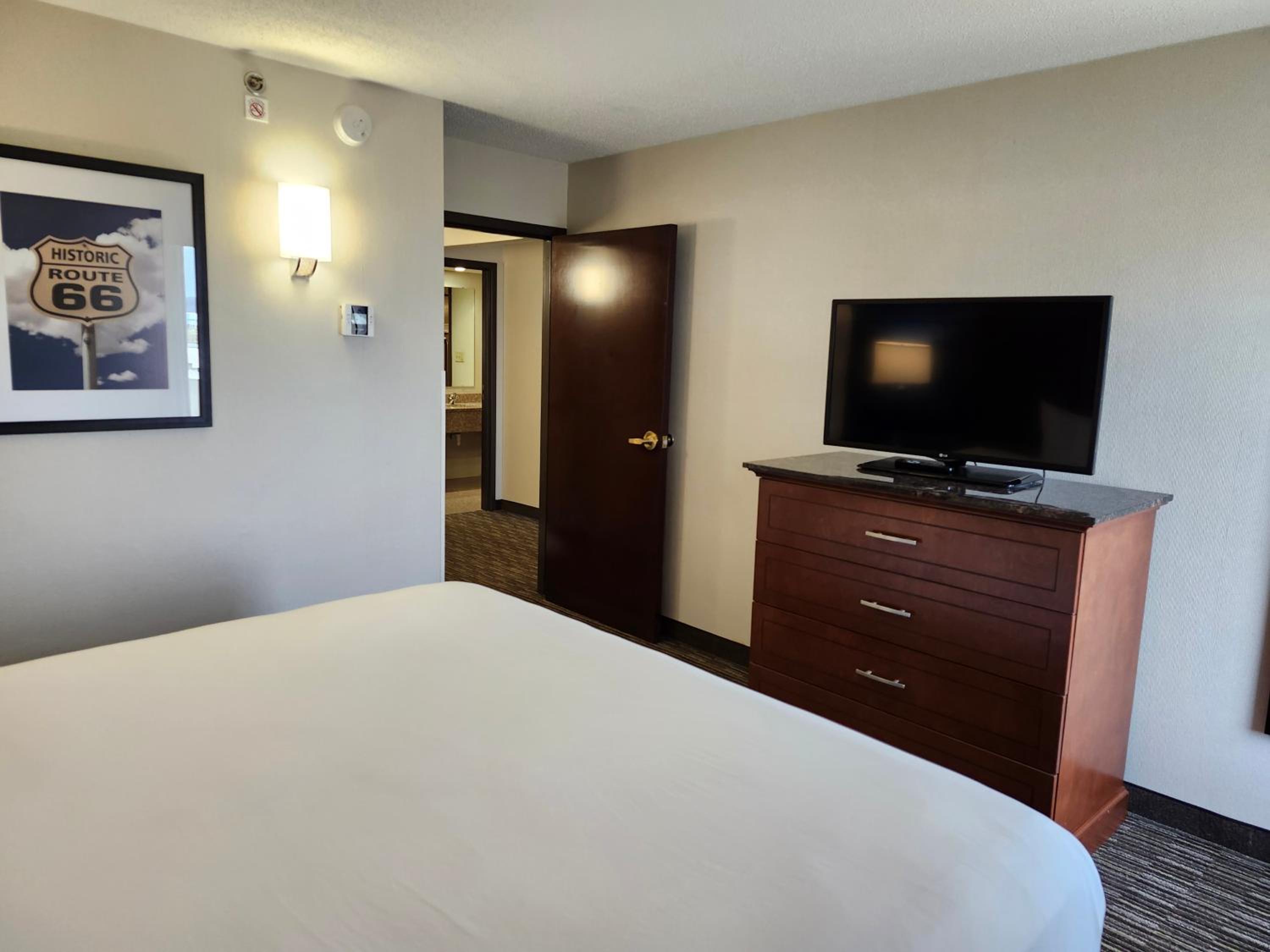 One-Bedroom King Suite - Non-Smoking - Photo 4