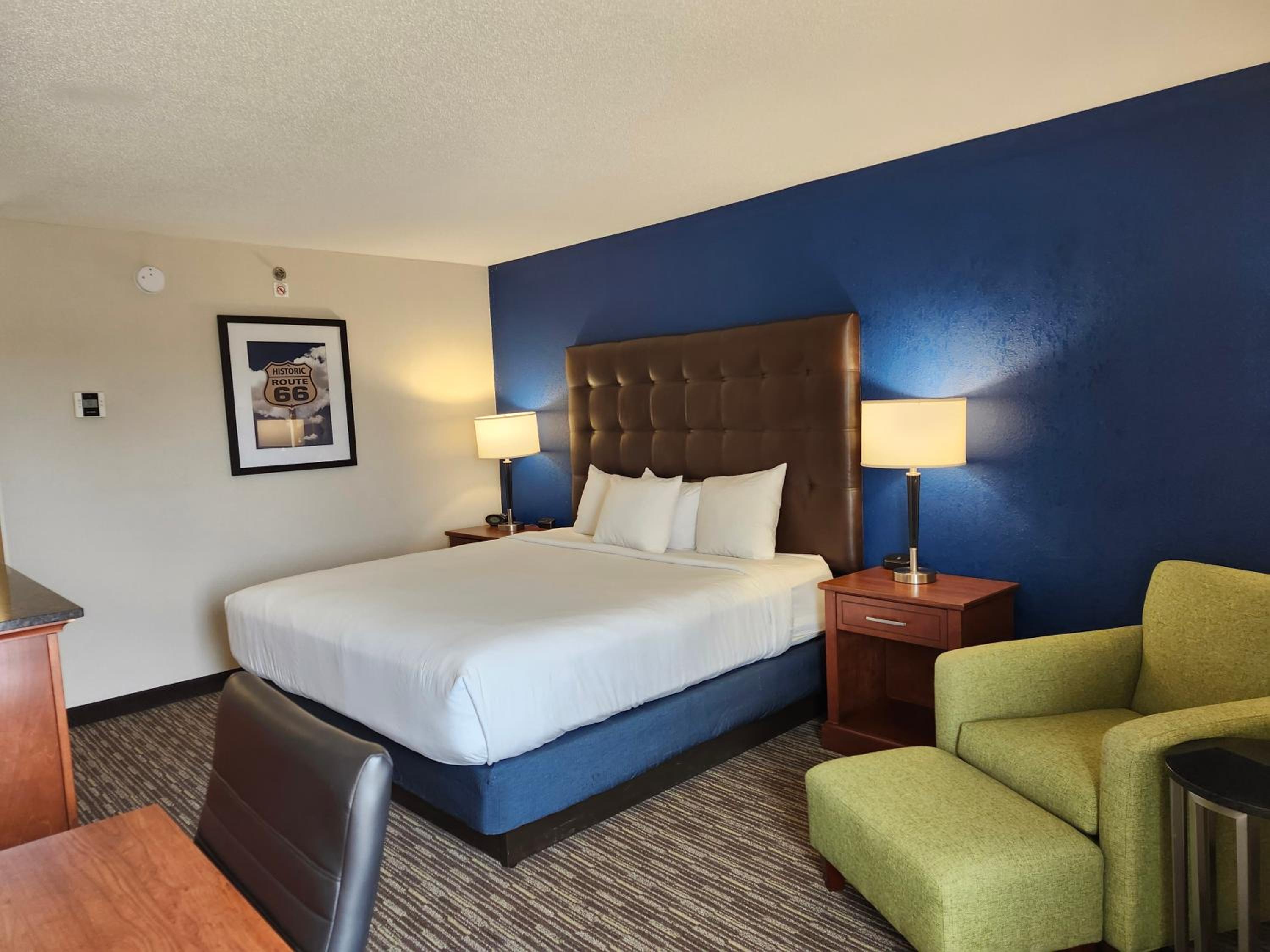 Deluxe King Room - Non-Smoking - Photo 5