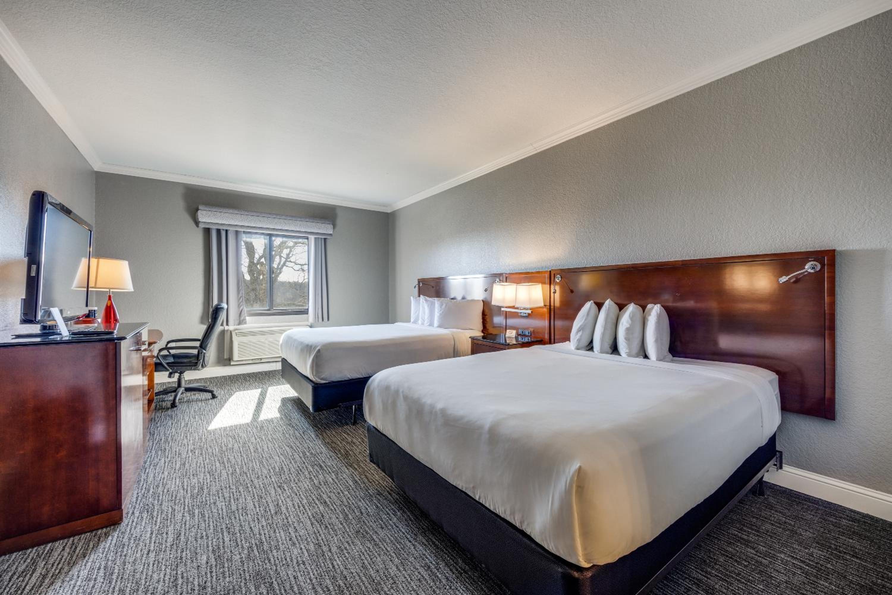 Quadruple Room with Two Queen Beds - Non Smoking photo 3
