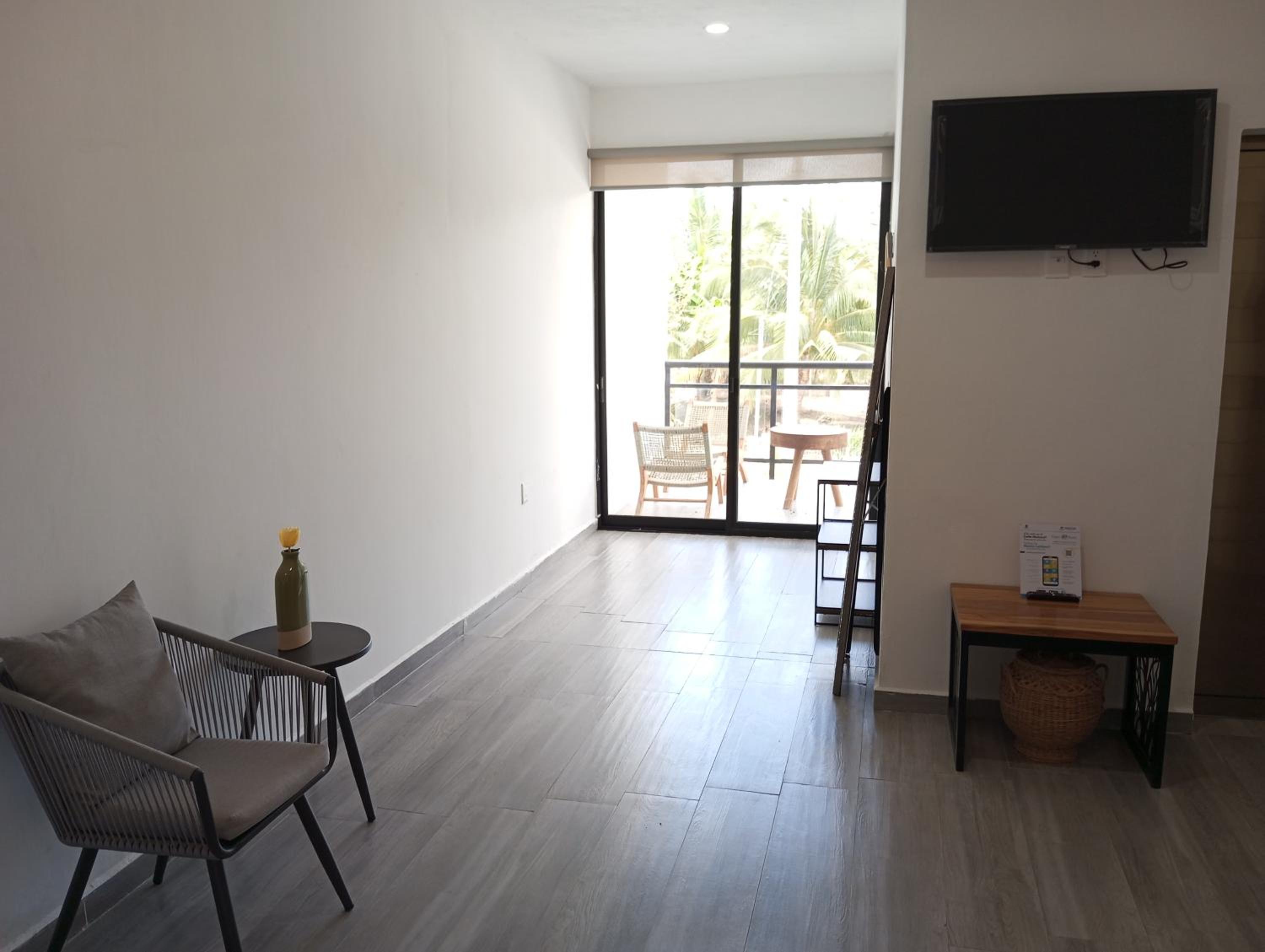 Deluxe Double Room with Balcony photo 3