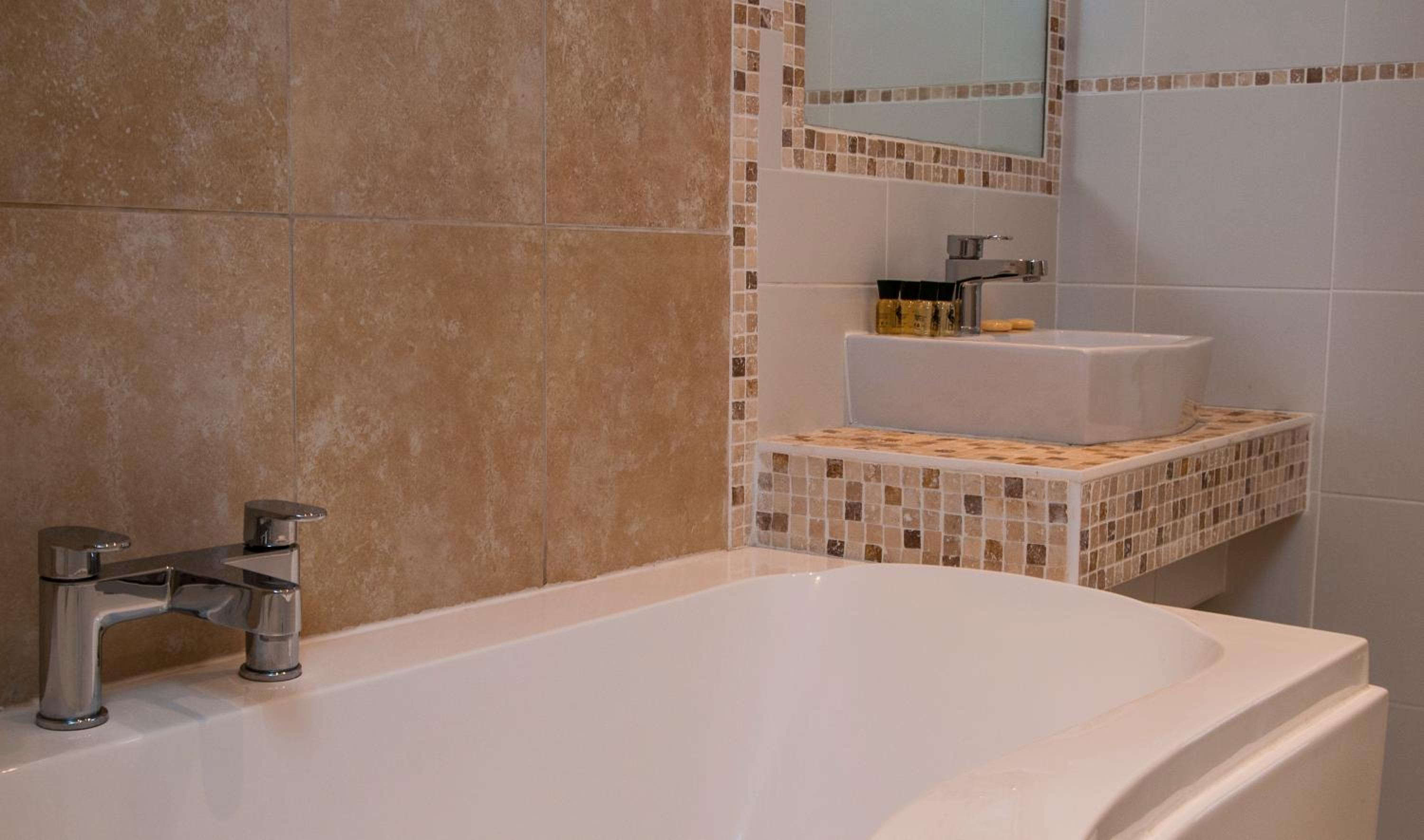 Deluxe Double or Twin Room - Photo 7