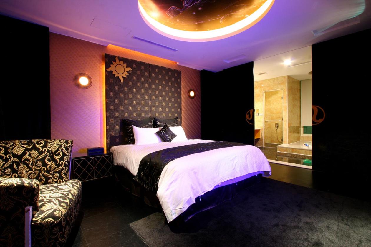 Standard Queen Room With Spa Bath photo 1