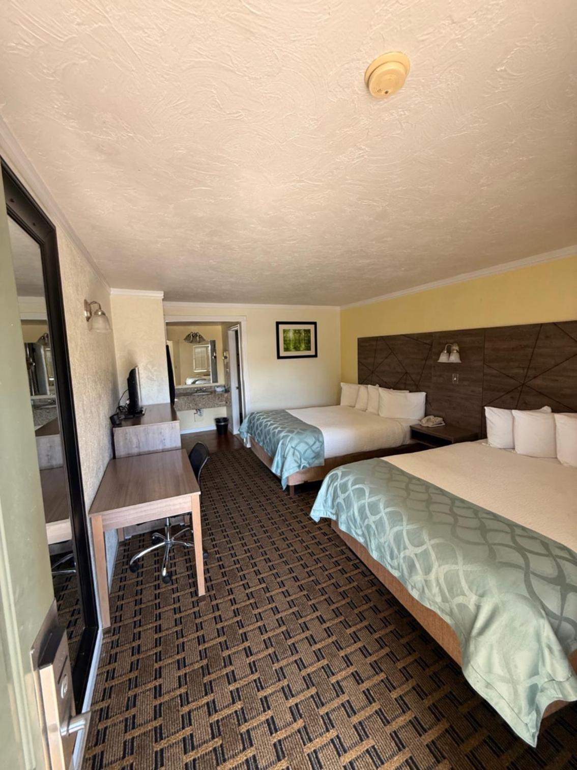 Queen Room with Two Queen Beds - Non-Smoking photo 3