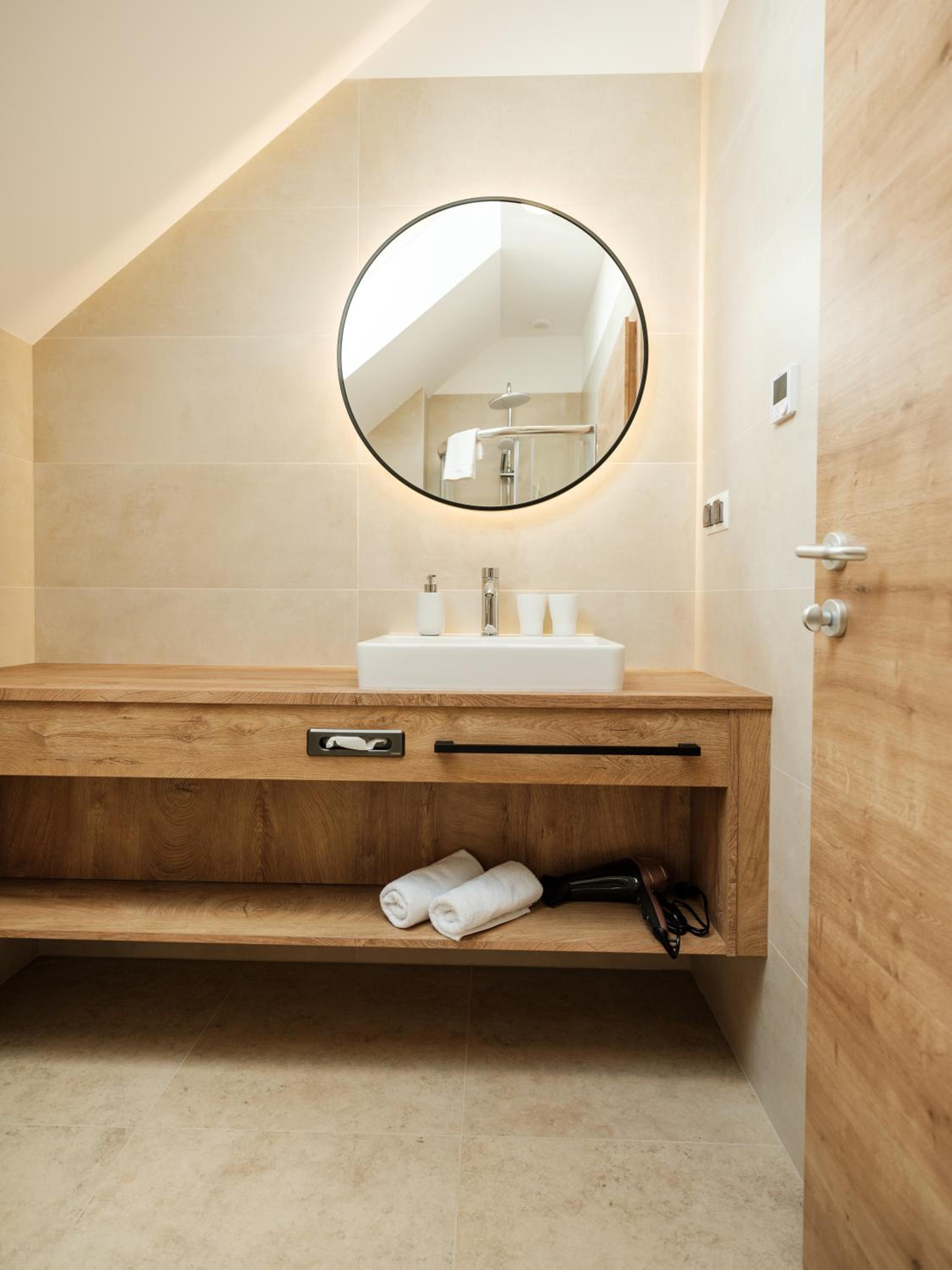 Standard Suite - Photo 3