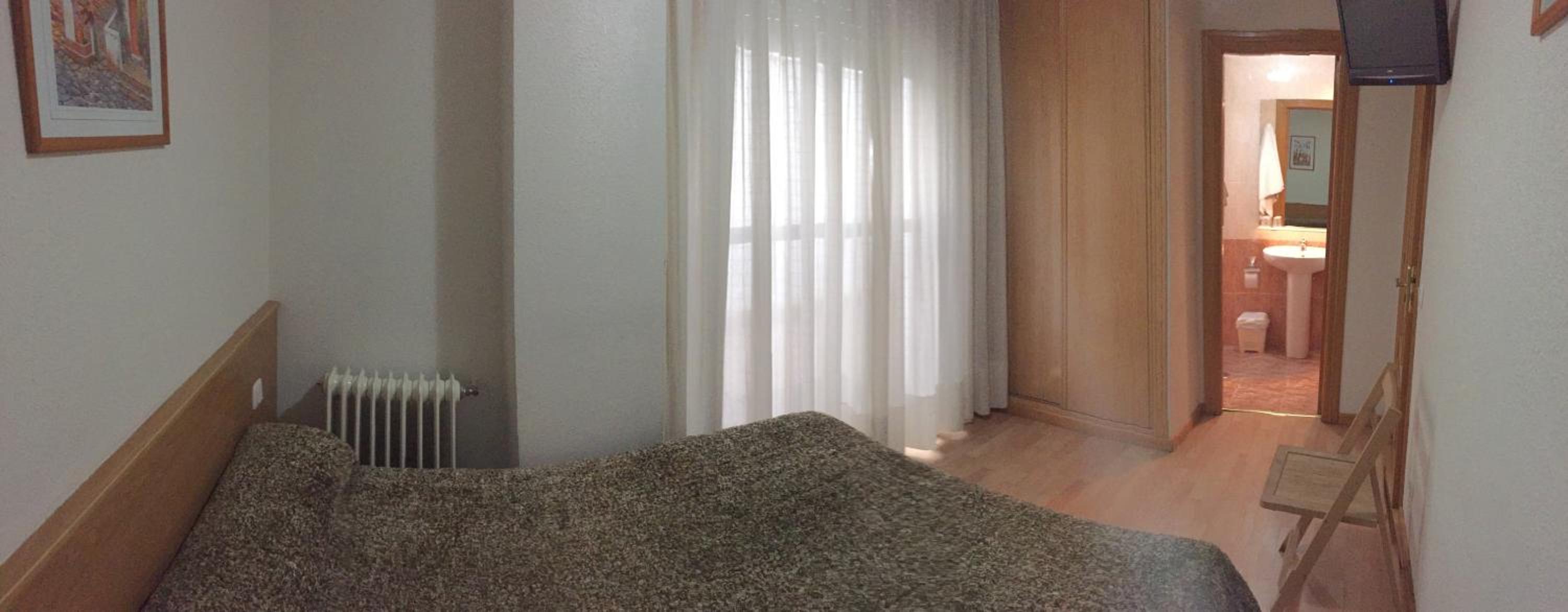 Double Room with Private Bathroom photo 3