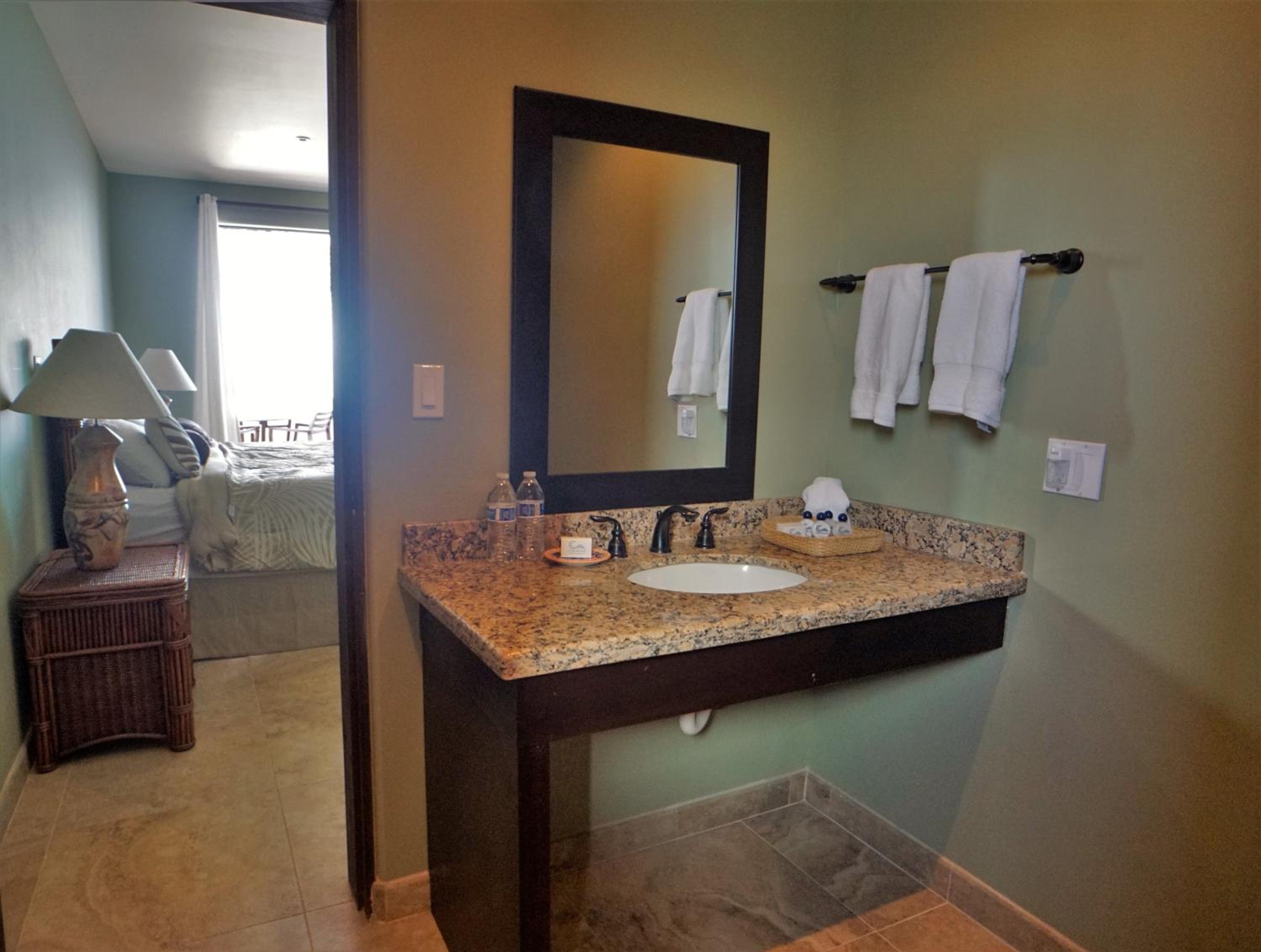 Deluxe King Room with Ocean View photo 3