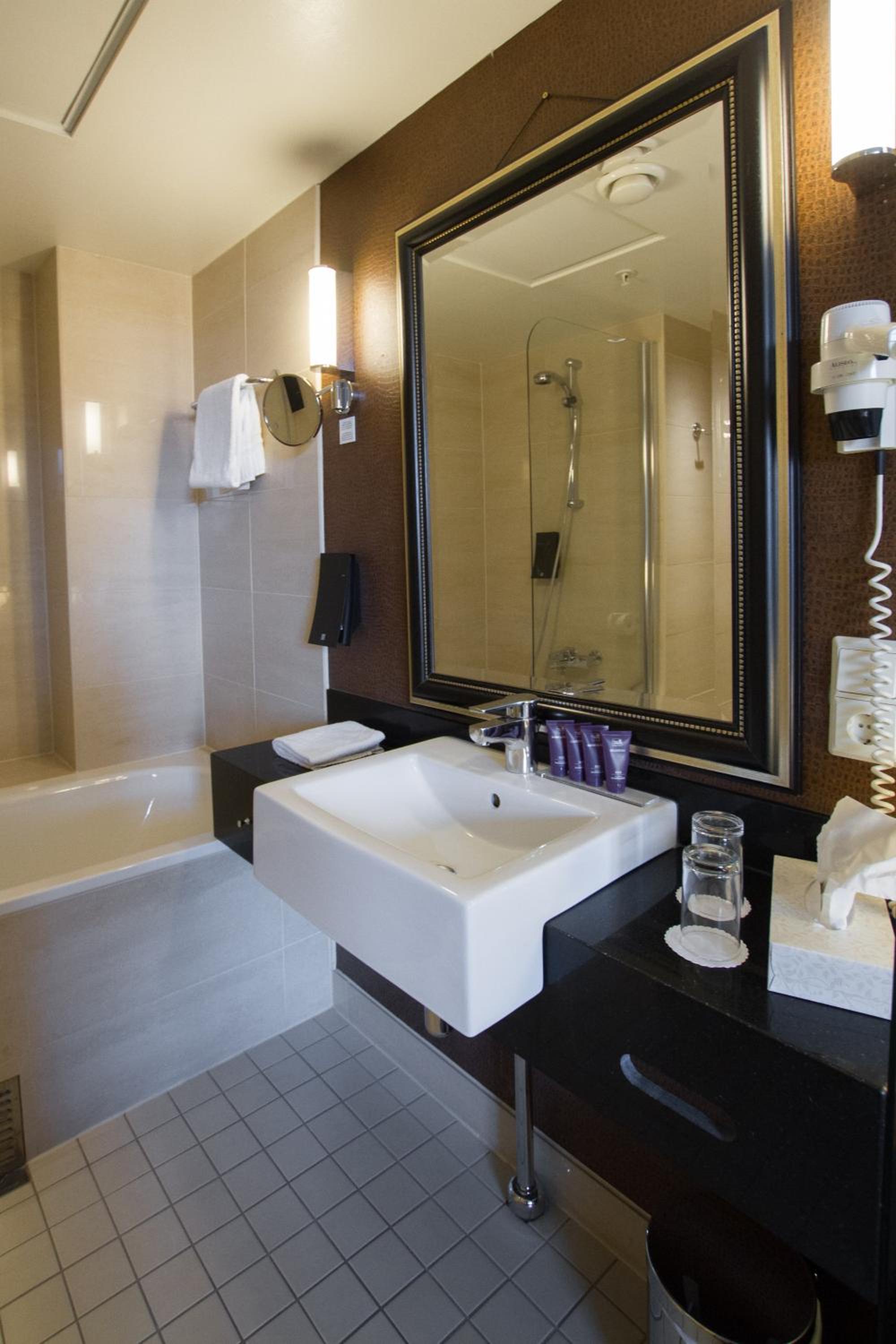 Superior Twin Room with City View - Photo 3