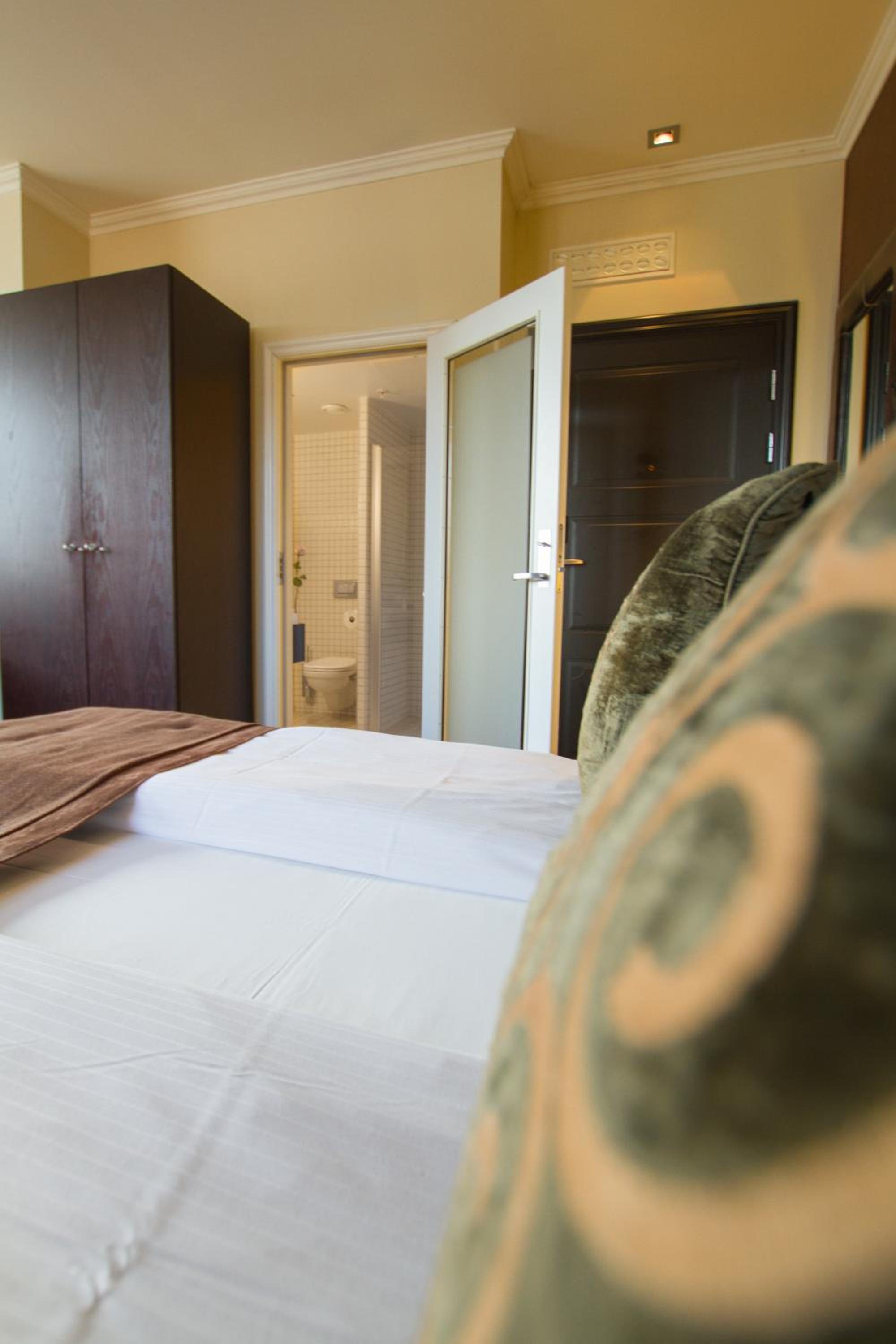 Deluxe Double Room with City View thumbnail 5