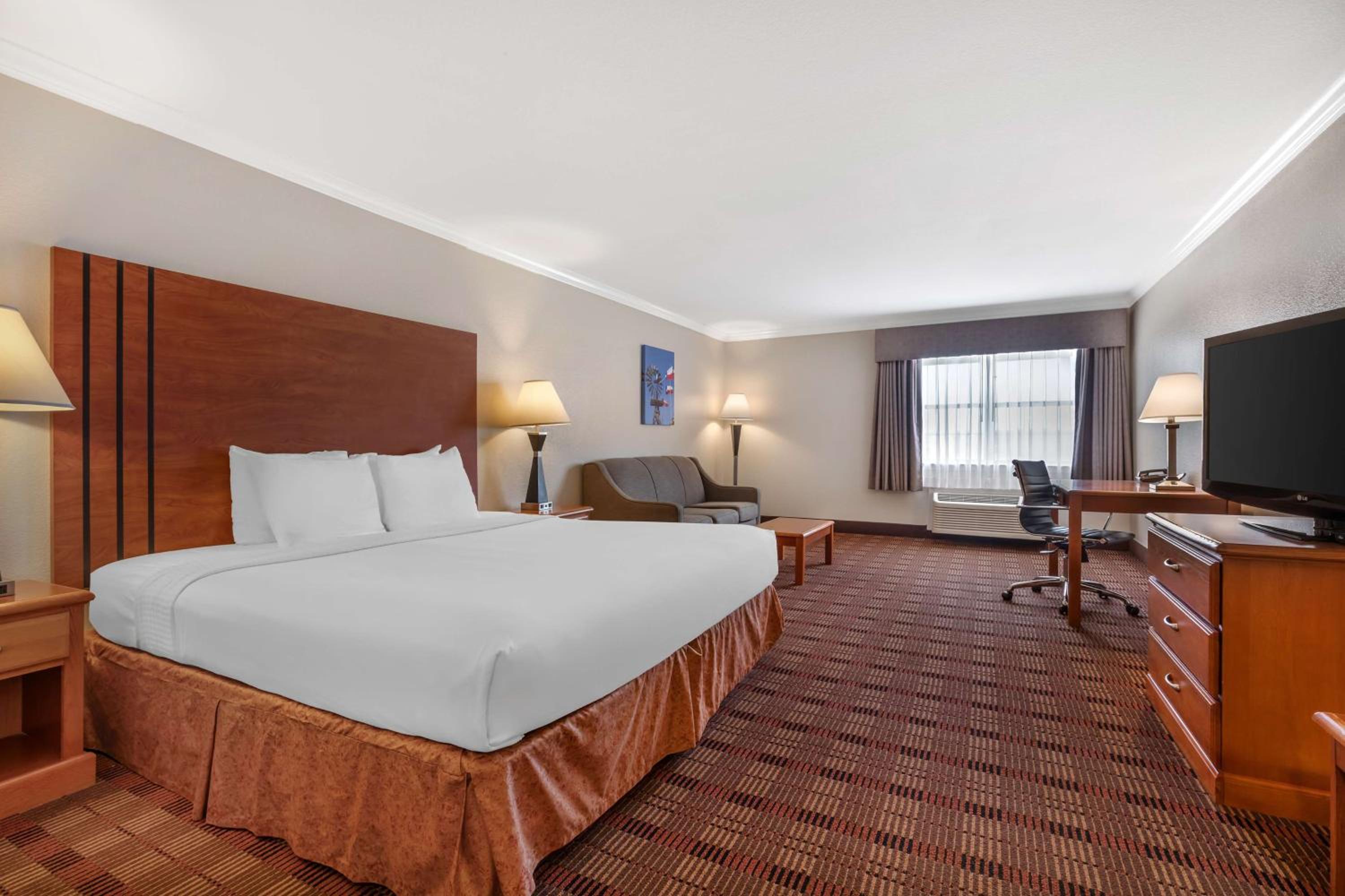 King Room - Non Smoking - Photo 1