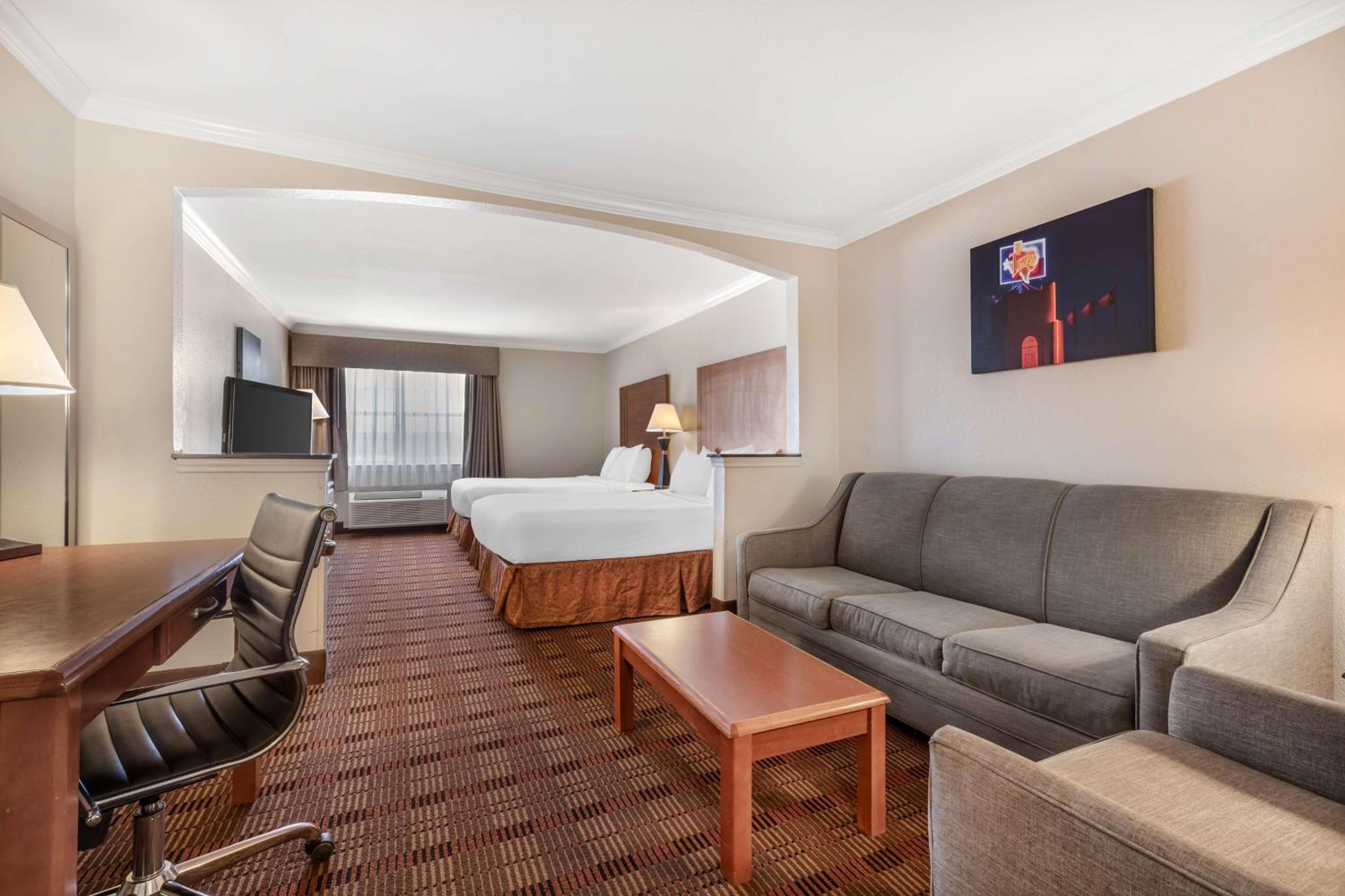 Queen Suite with Two Queen Beds - Non-Smoking - Photo 1