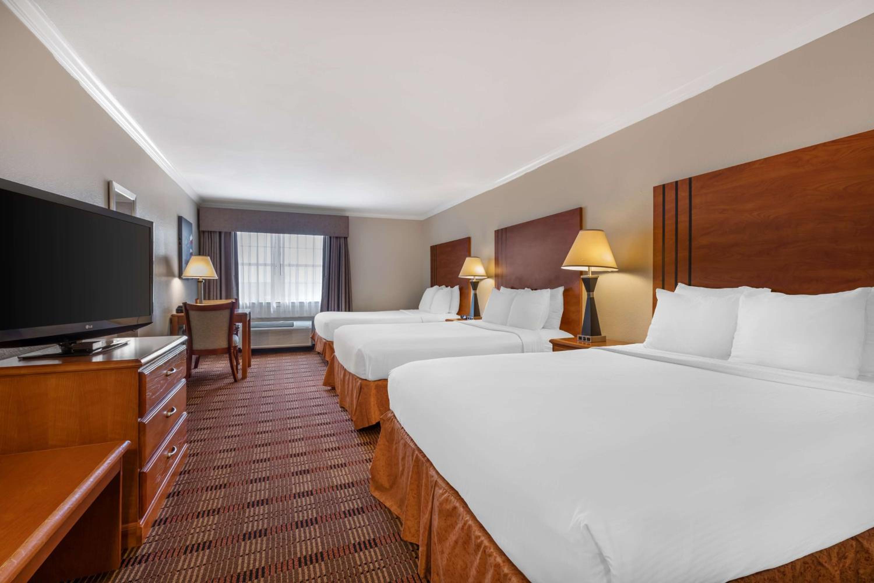 Queen Room with Three Queen Beds - Non-smoking - Photo 1