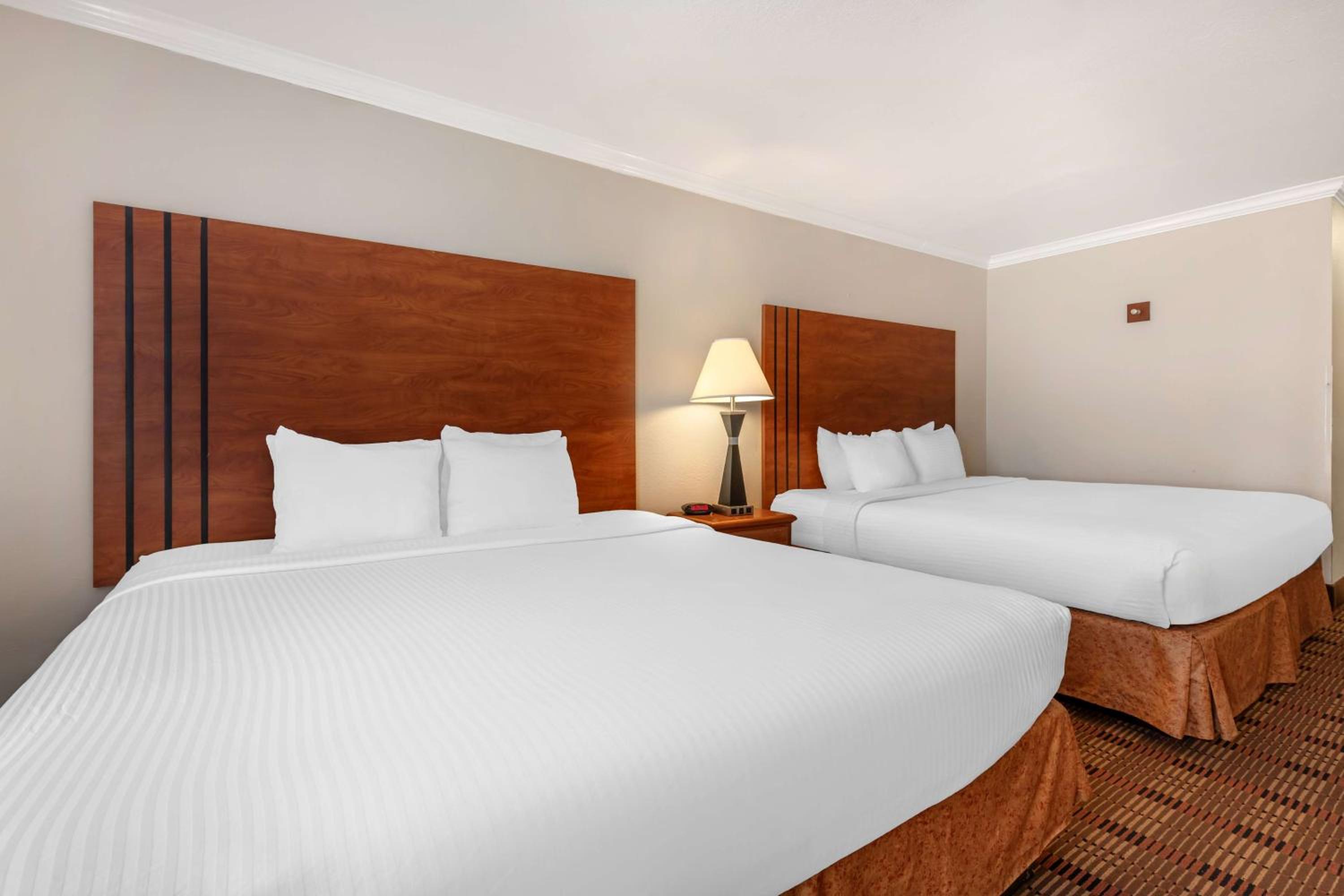 King Room with Two King Beds - Non Smoking - Photo 2