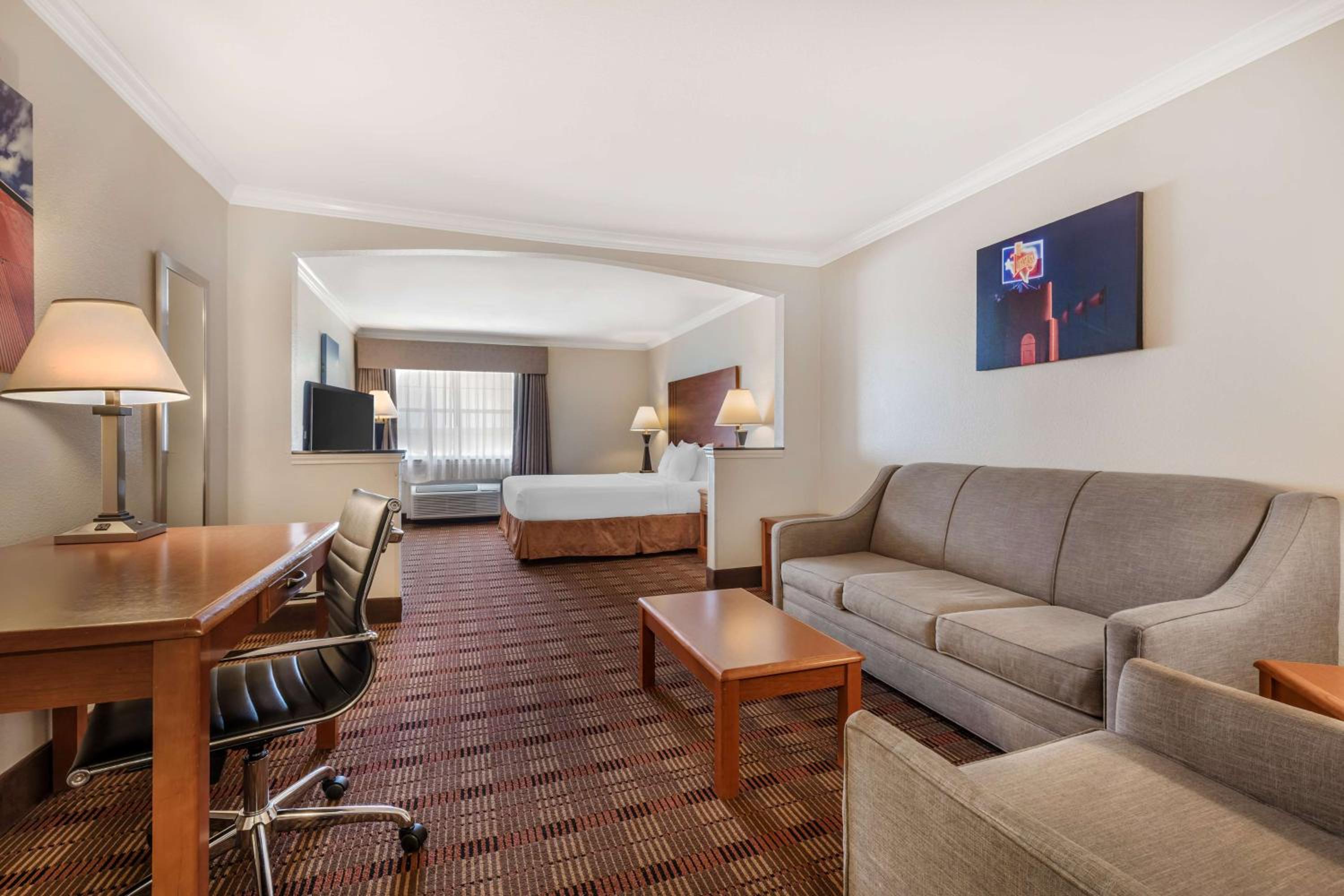 King Suite with Sofa Bed - Non Smoking - Photo 1