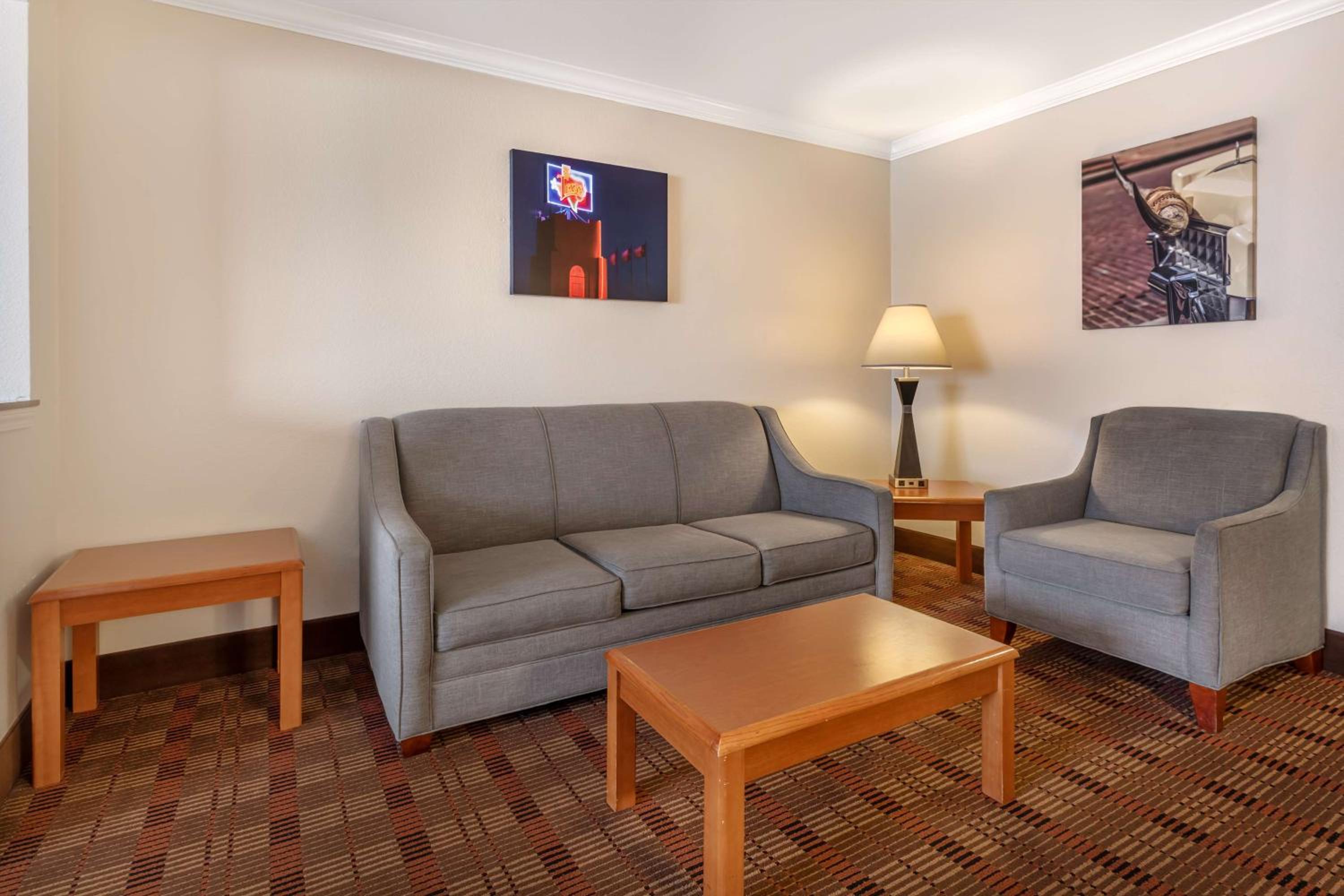 King Suite with Sofa Bed - Non Smoking - Photo 3