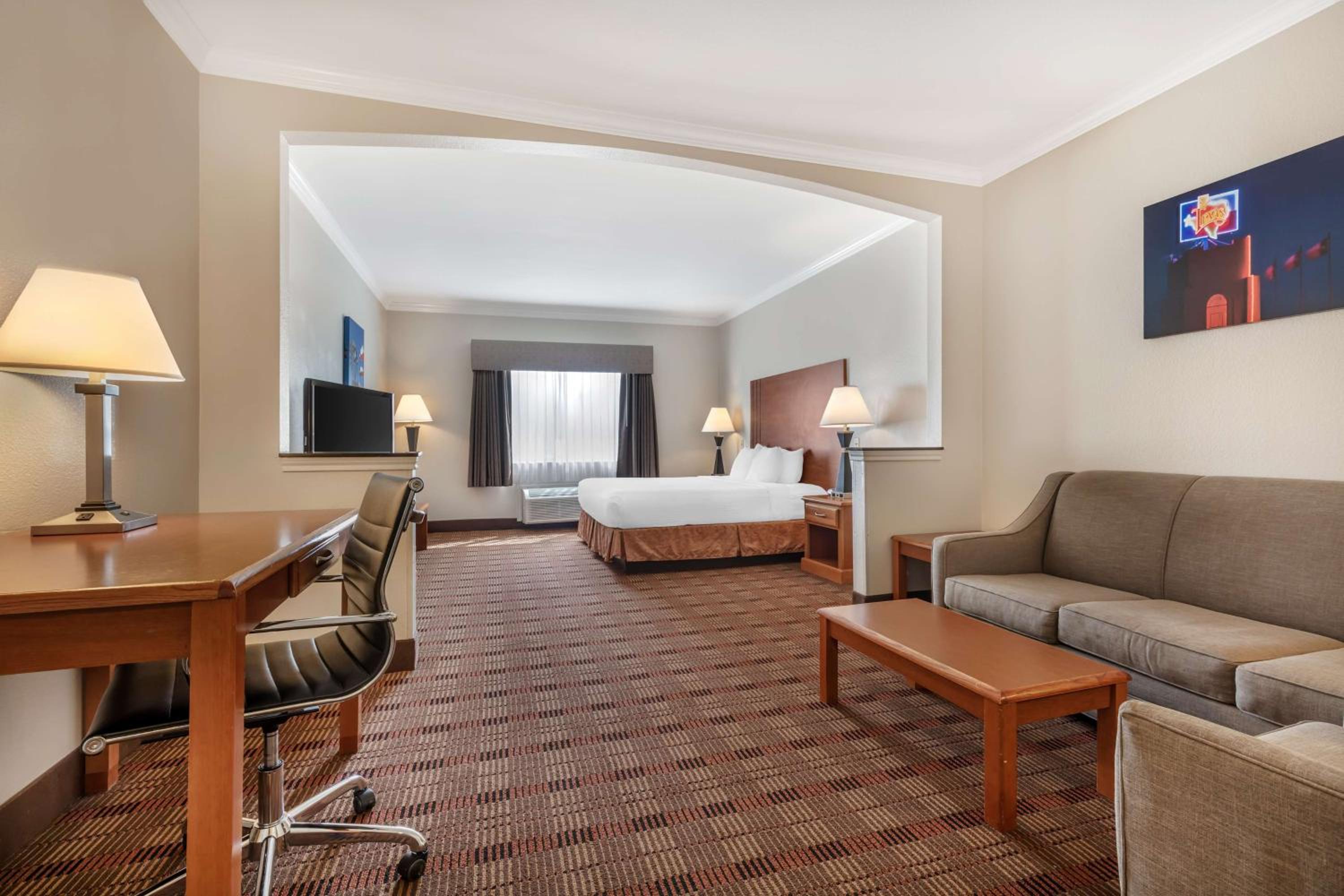King Suite with Roll-In Shower and Sofa Bed - Disability Access/Non-Smoking - Photo 1