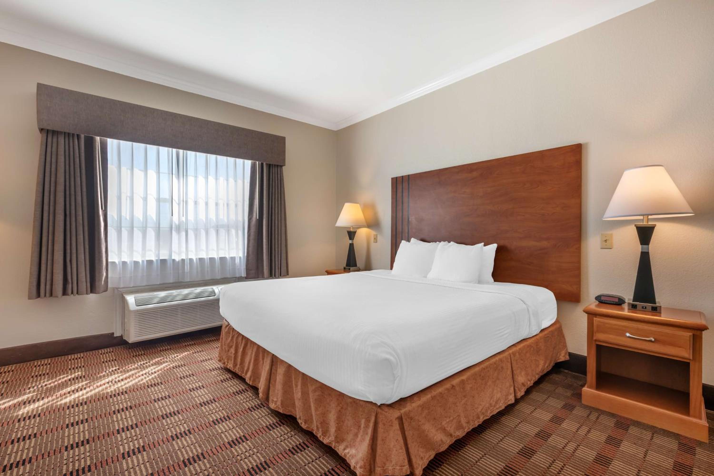King Suite with Roll-In Shower and Sofa Bed - Disability Access/Non-Smoking - Photo 2