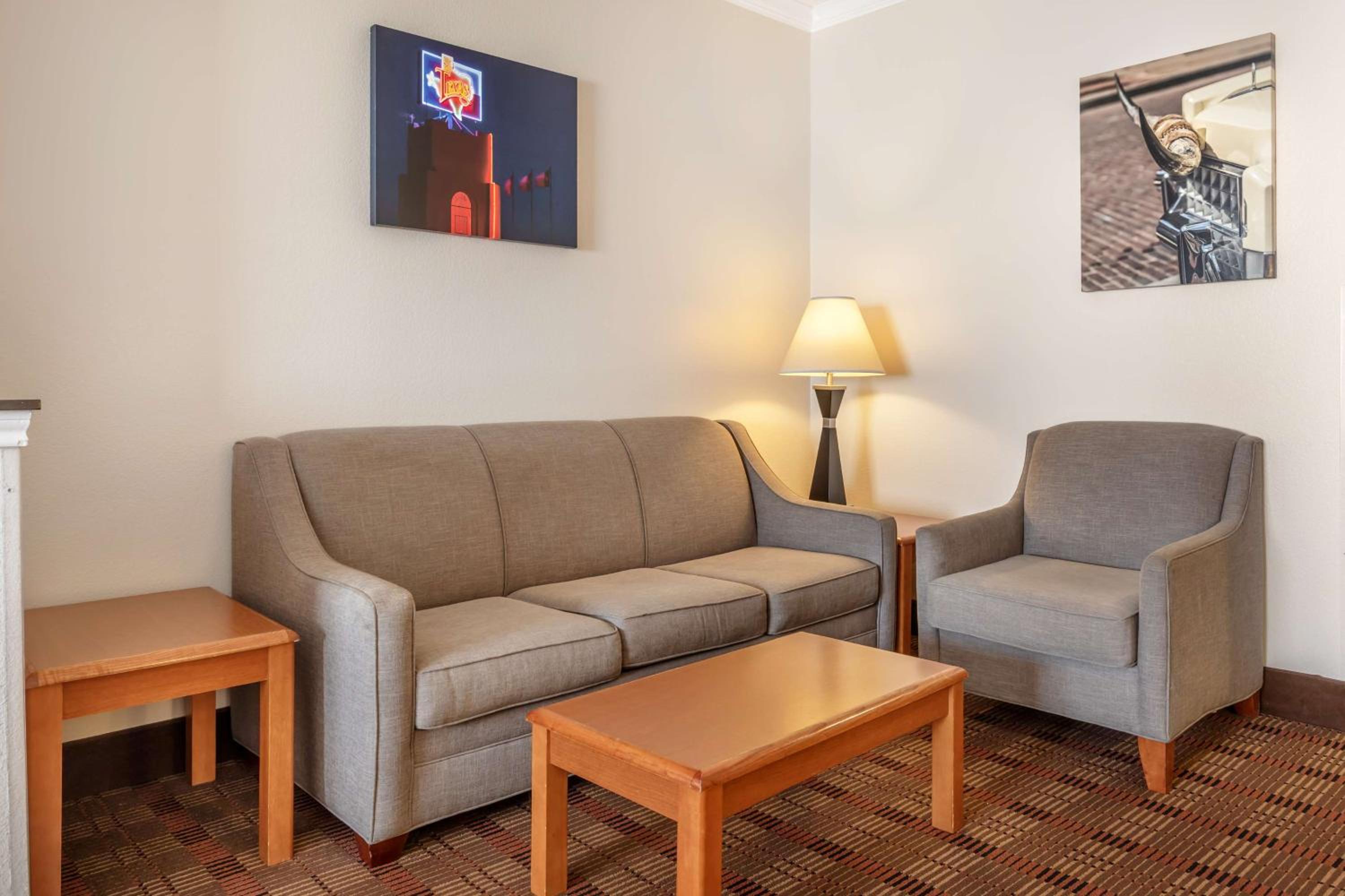 King Suite with Roll-In Shower and Sofa Bed - Disability Access/Non-Smoking - Photo 3
