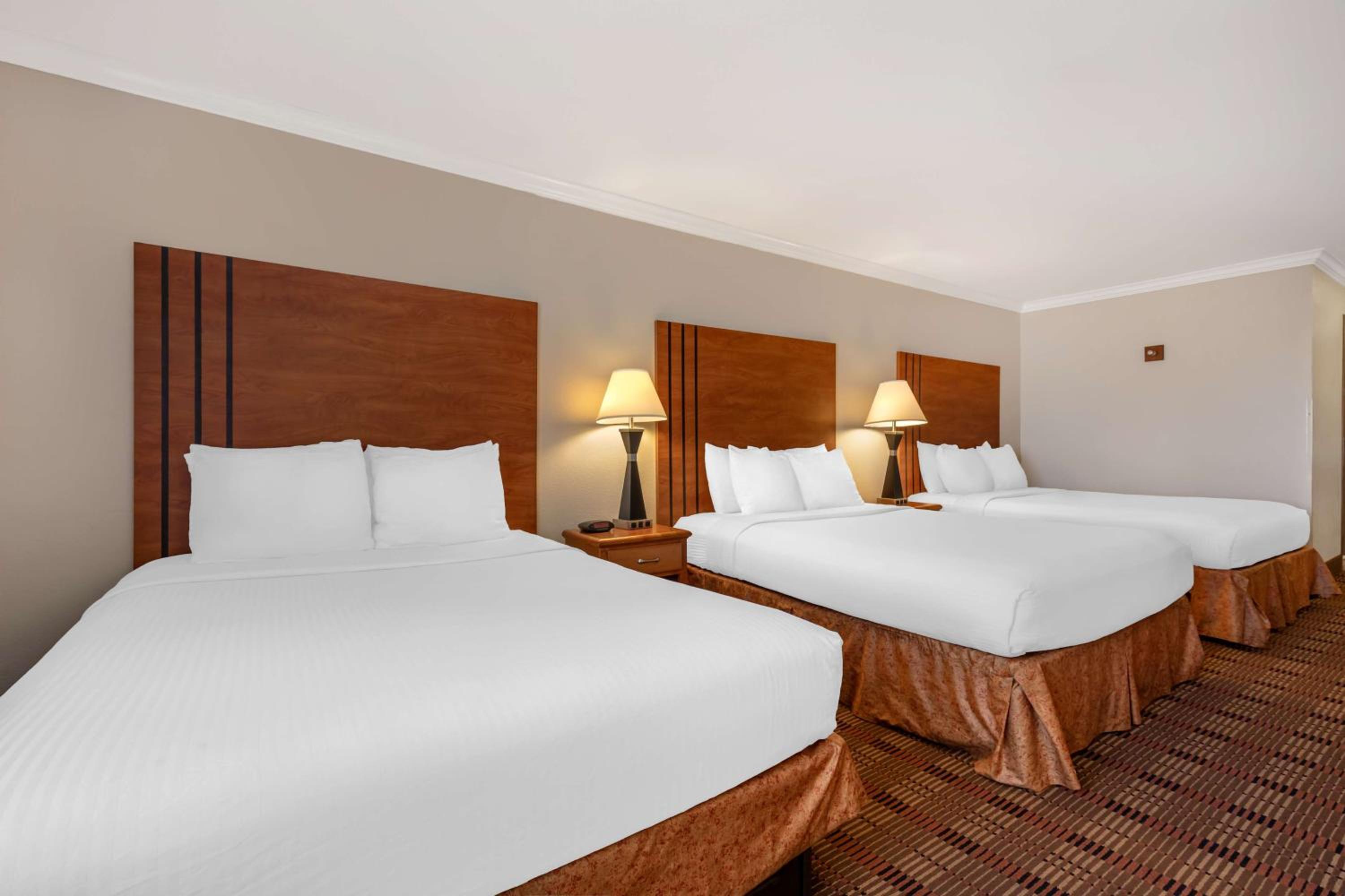 Queen Room with Three Queen Beds - Non-smoking - Photo 2