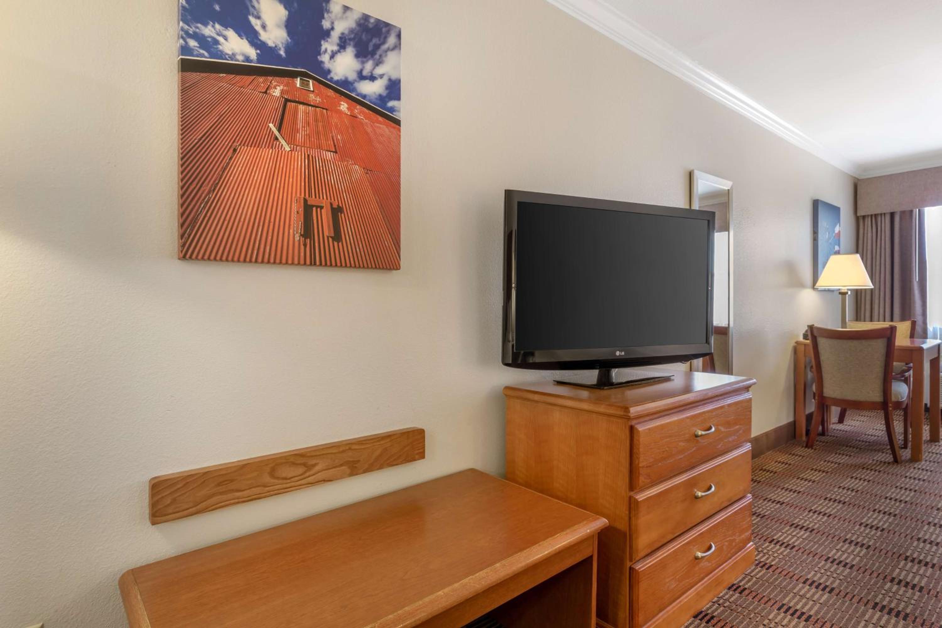 Queen Room with Three Queen Beds - Non-smoking - Photo 3