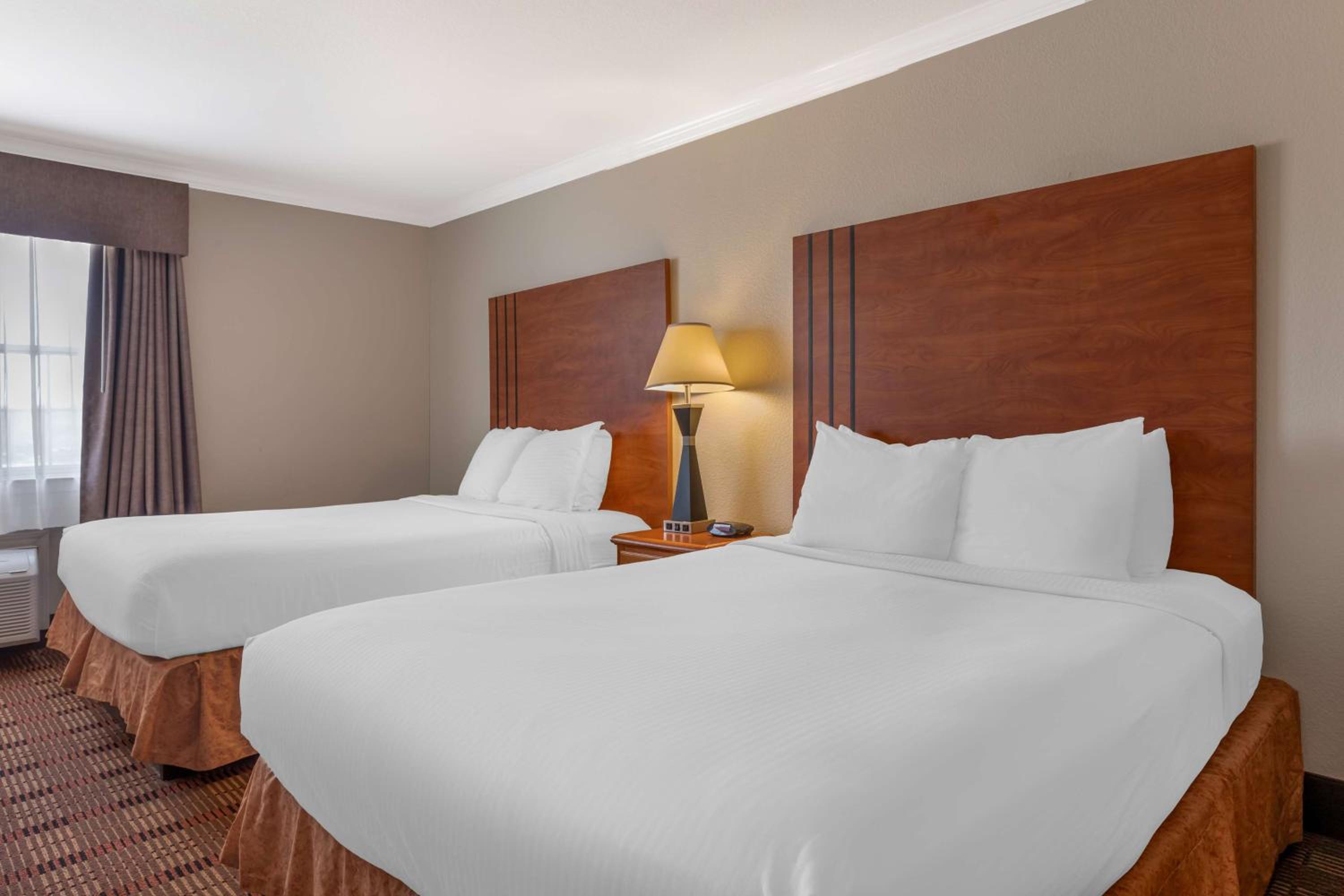 Queen Suite with Two Queen Beds - Non-Smoking - Photo 2