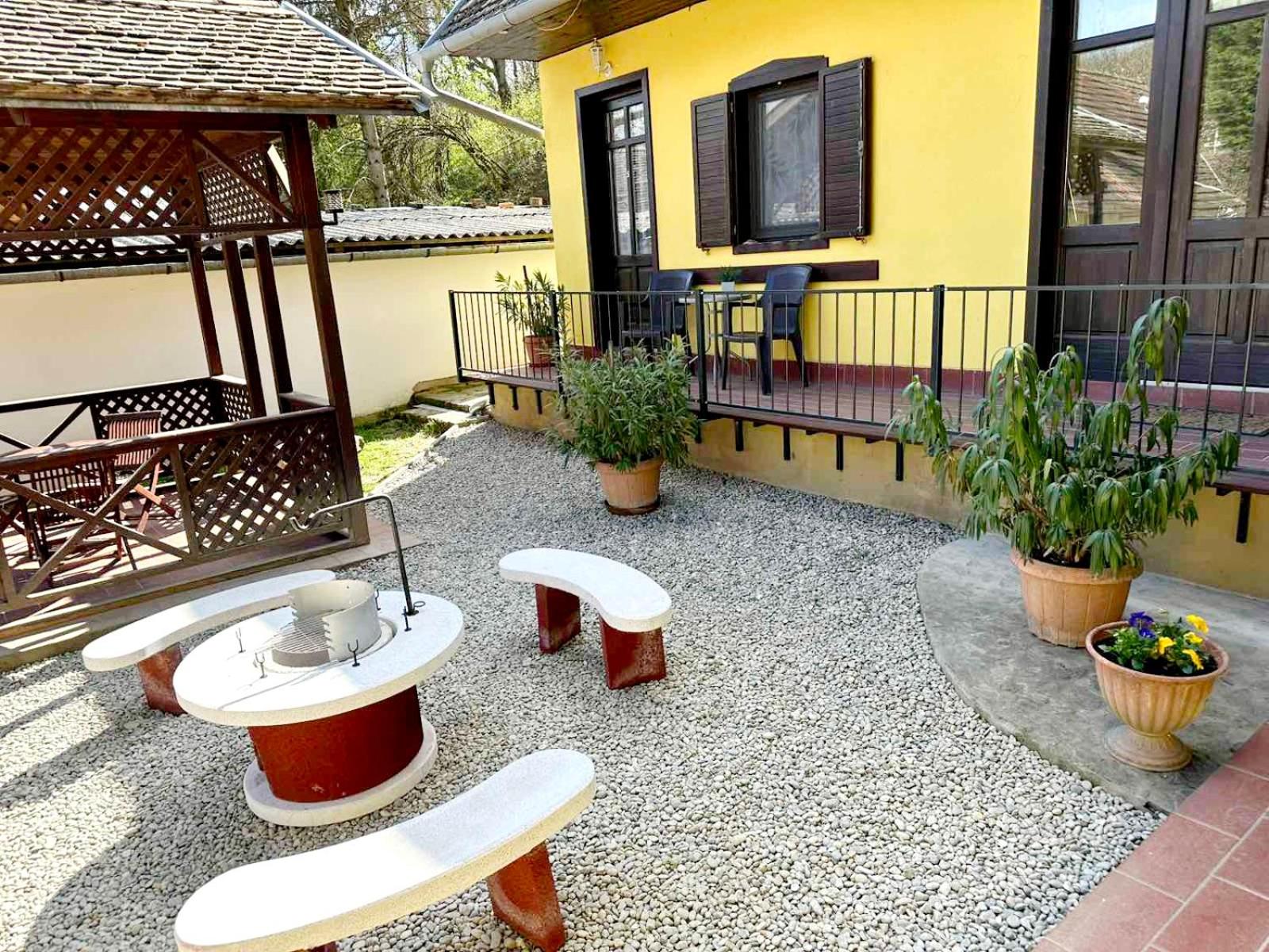 Eight-Bedroom House photo 3