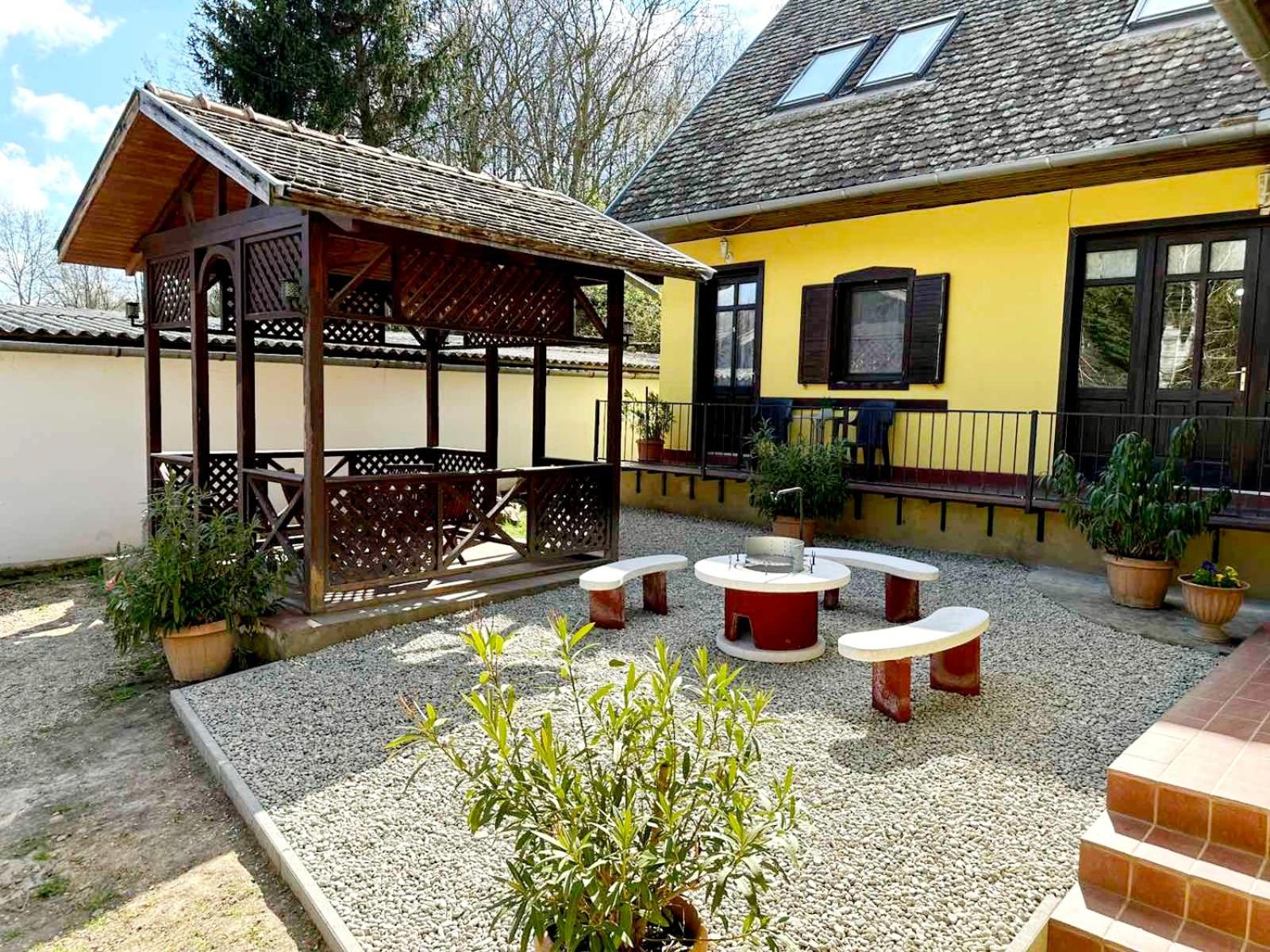 Eight-Bedroom House photo 2