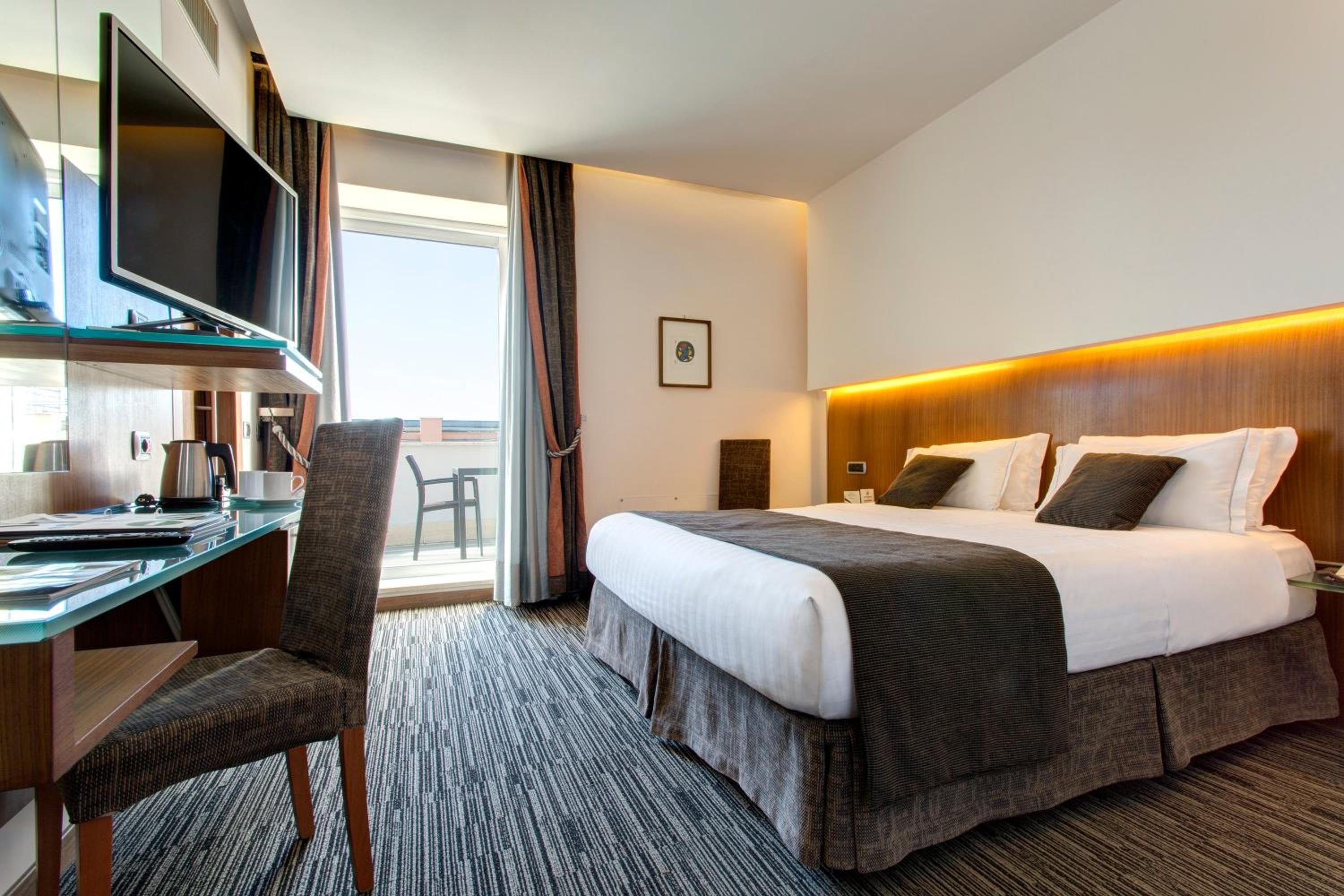 Superior King Room - Photo 3
