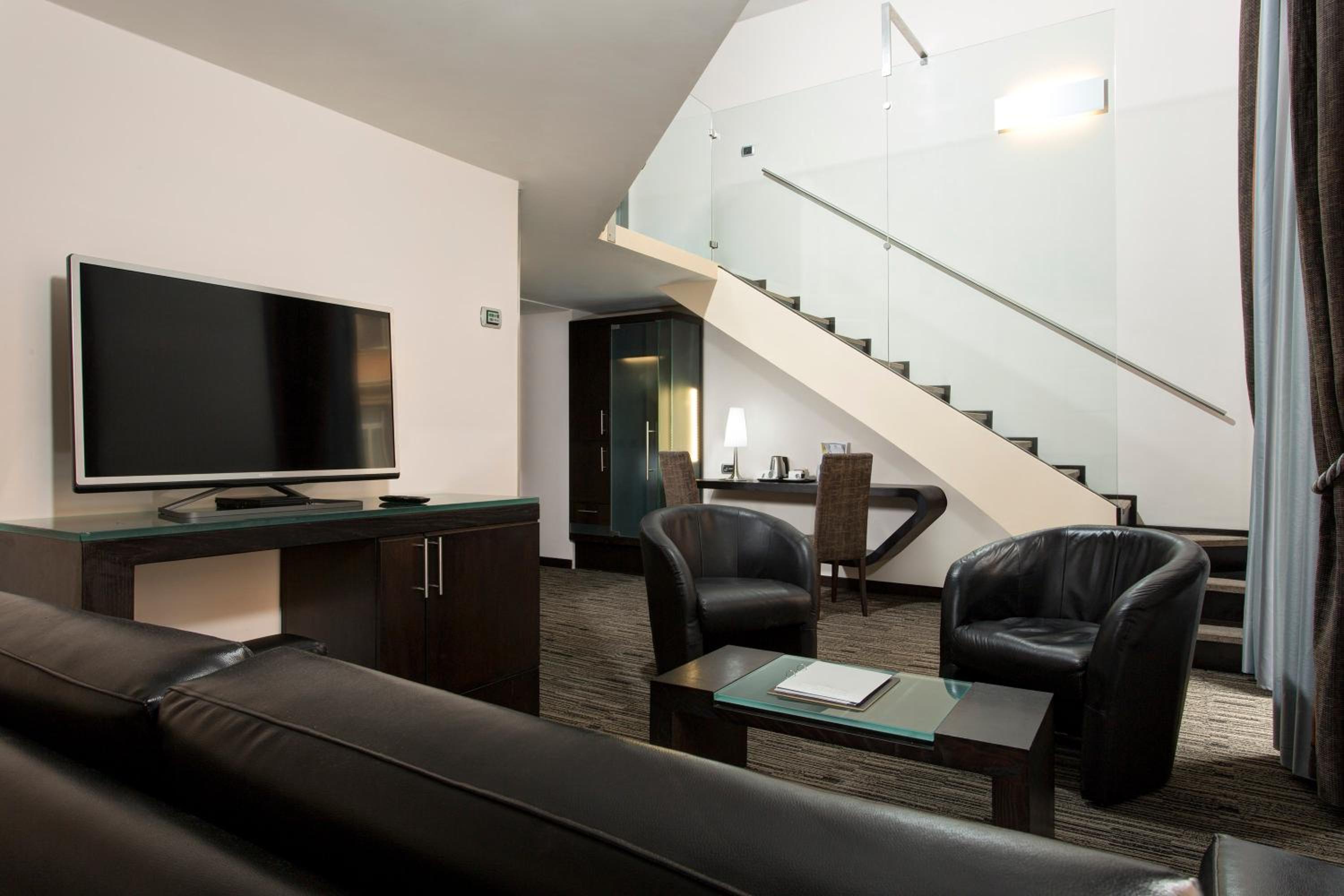 Junior Suite - Split Level thumbnail 5