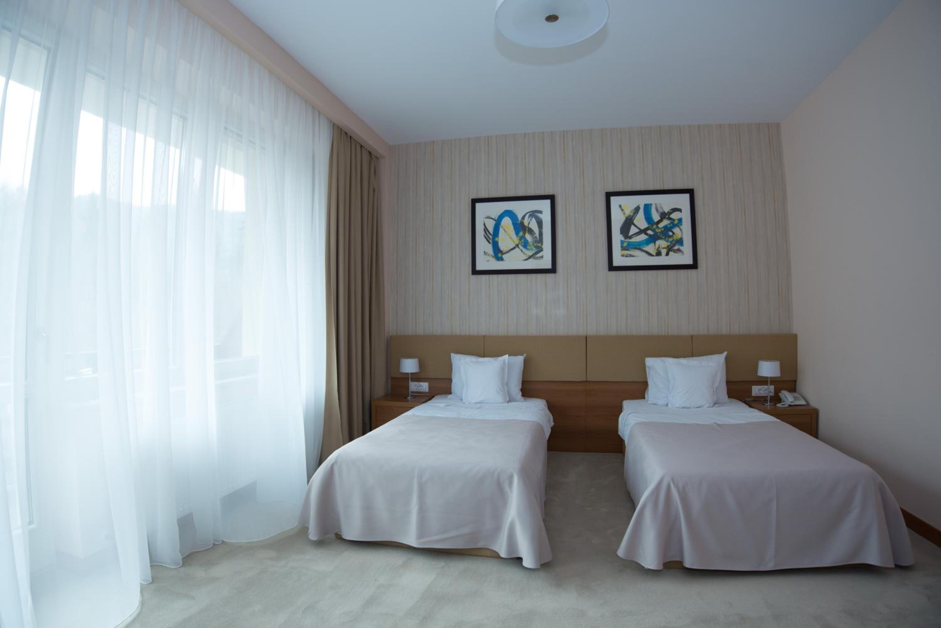 Double or Twin Room with Balcony - Photo 2