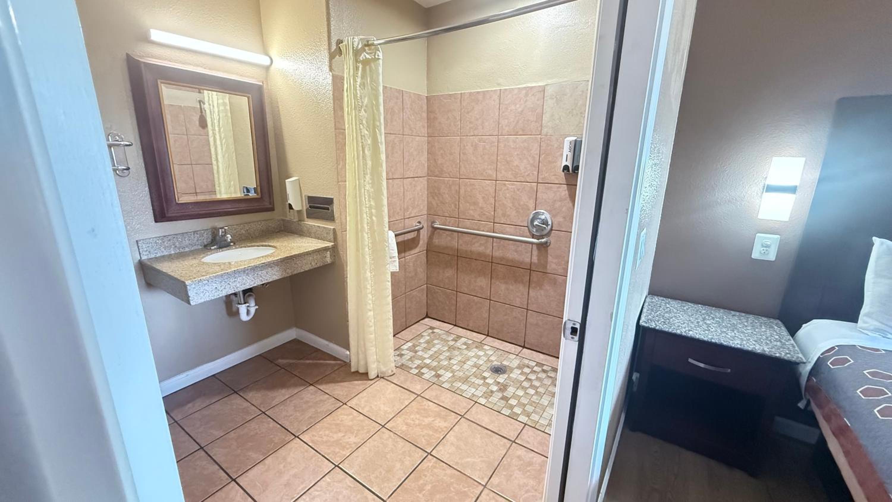 King Room with Roll-In Shower - Disability Access - Photo 2