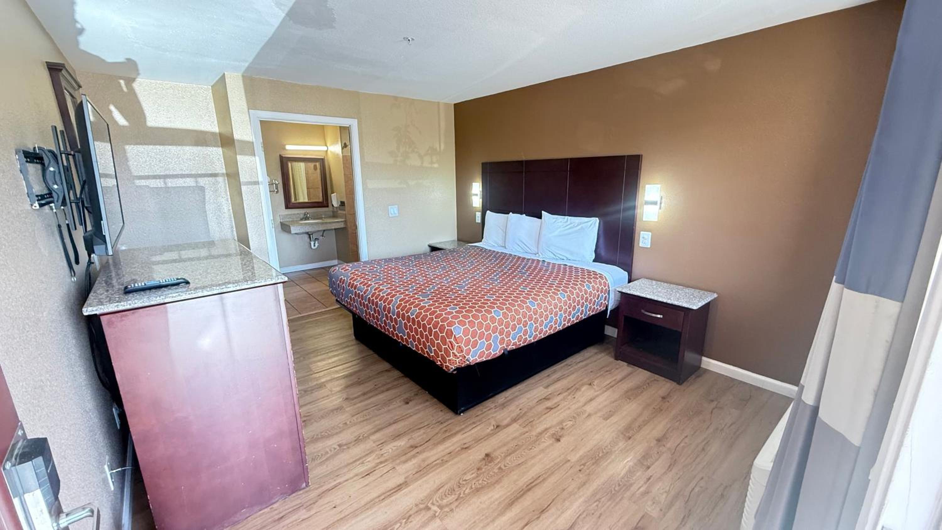 King Room with Roll-In Shower - Disability Access - Photo 4