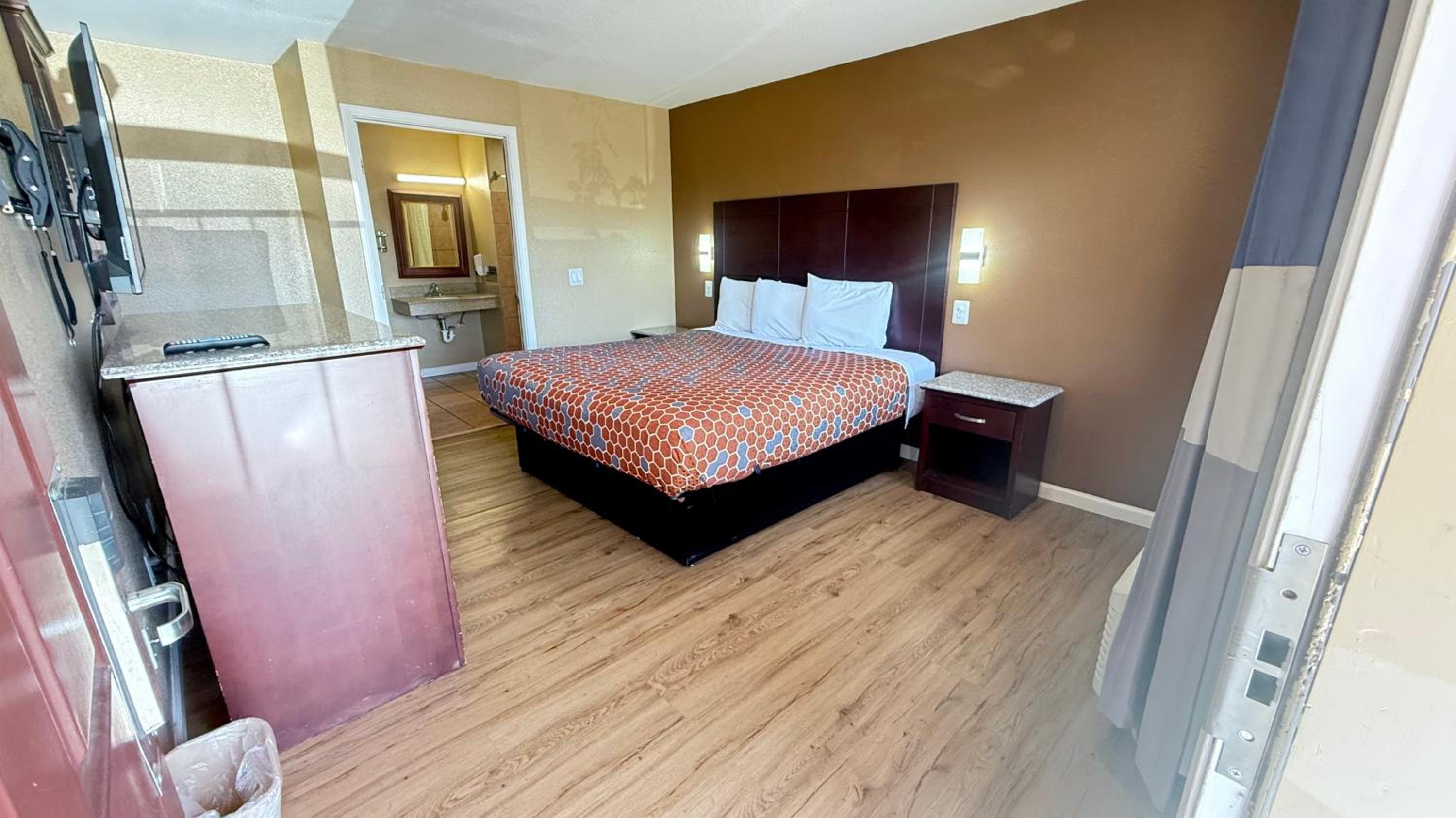King Room with Roll-In Shower - Disability Access - Photo 7