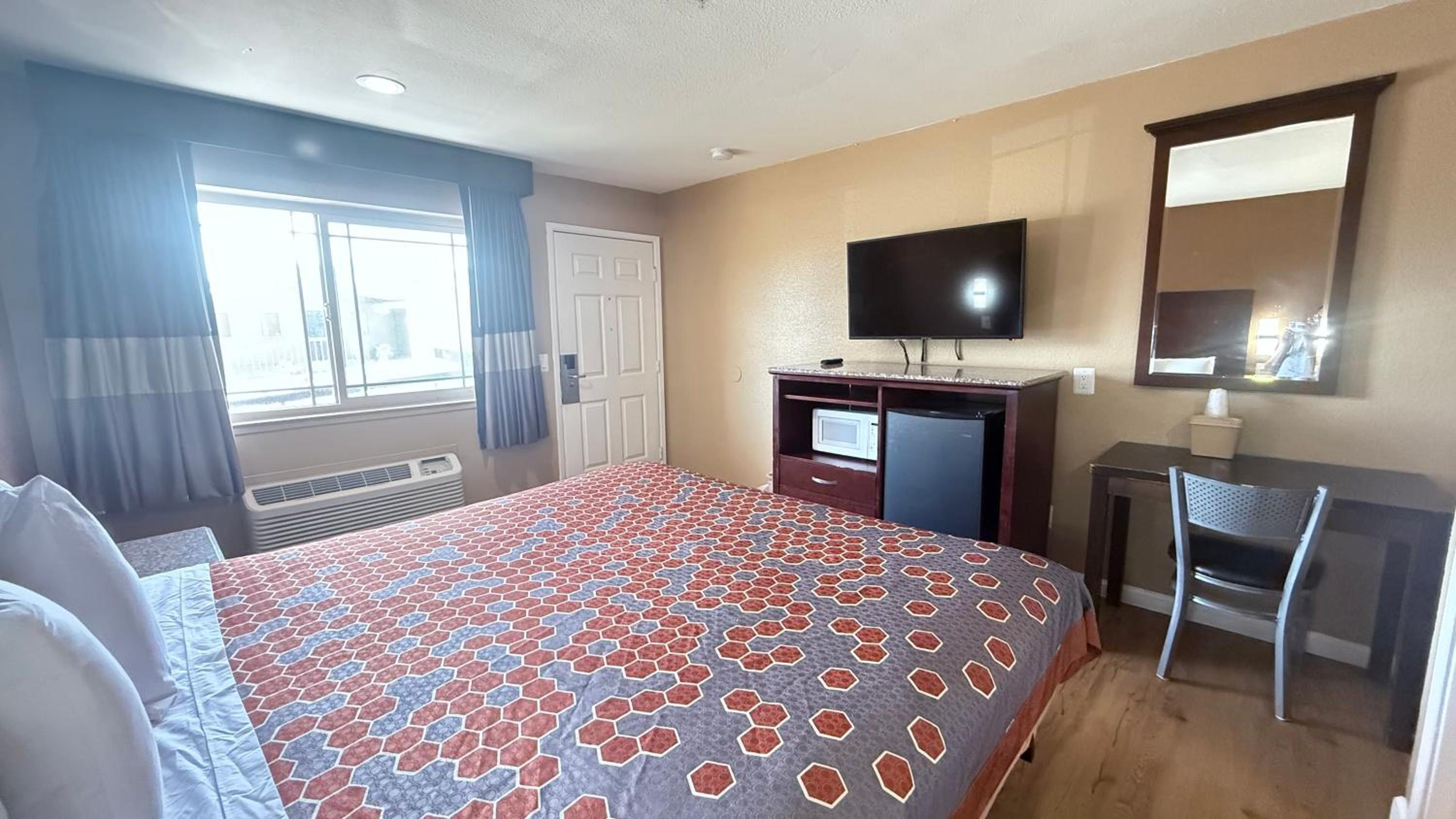 King Room with Roll-In Shower - Disability Access - Photo 3
