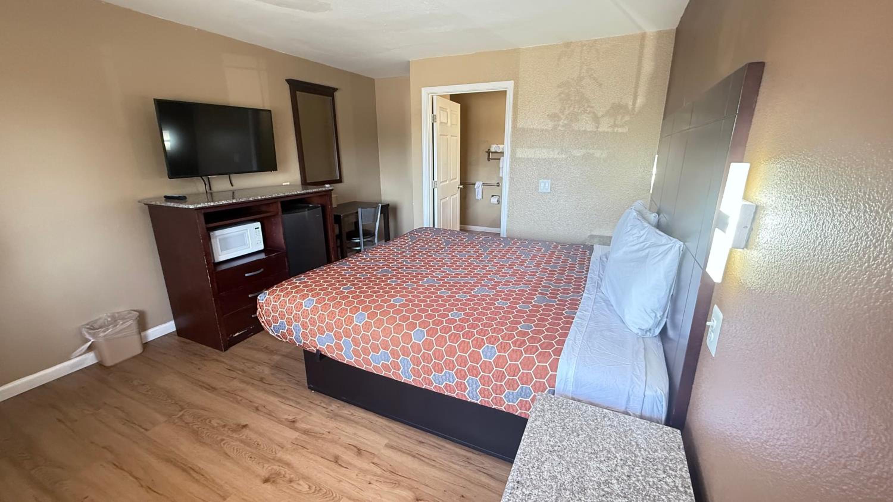 King Room with Roll-In Shower - Disability Access - Photo 1