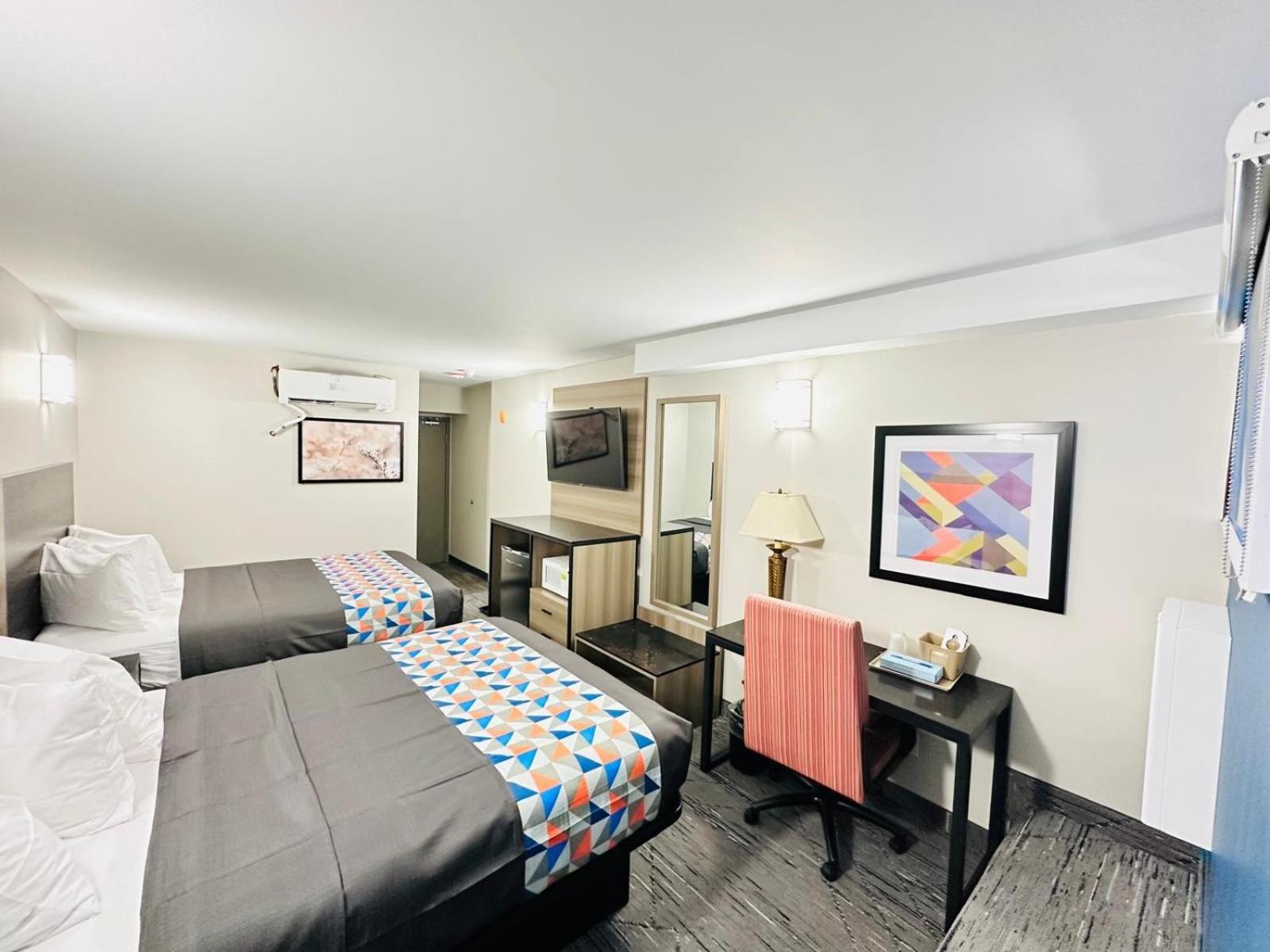 Standard Basement Room, 3 Queen Beds photo 2