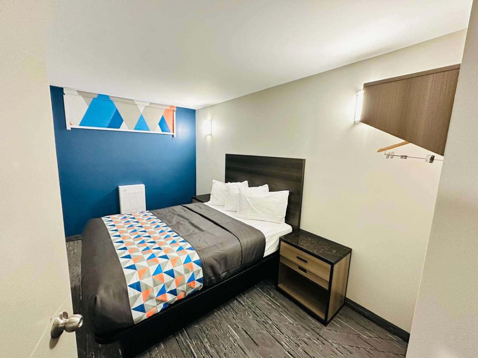 Standard Basement Room, 3 Queen Beds photo 3
