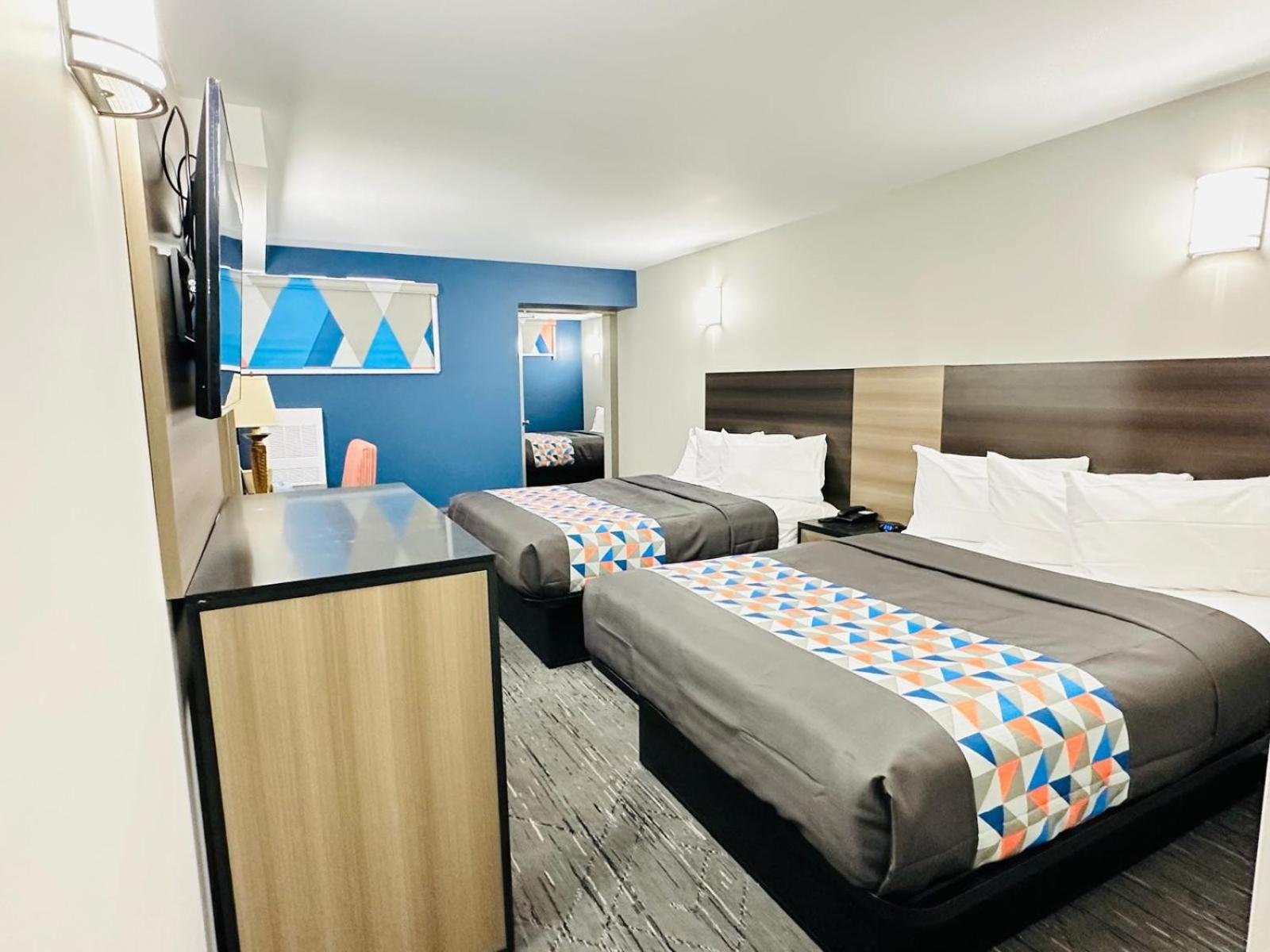 Standard Basement Room, 3 Queen Beds photo 1