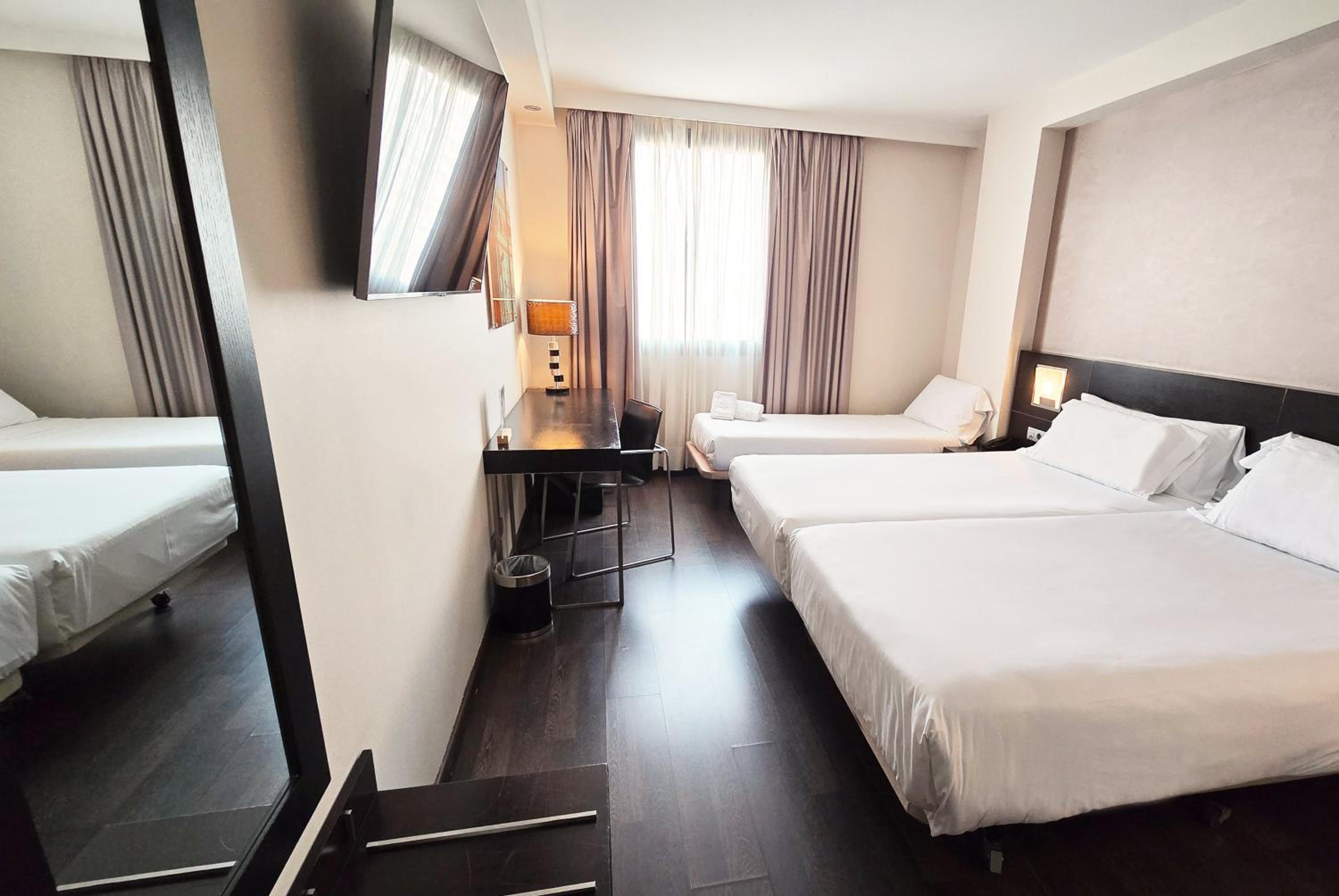 Twin Room with Extra Bed photo 3