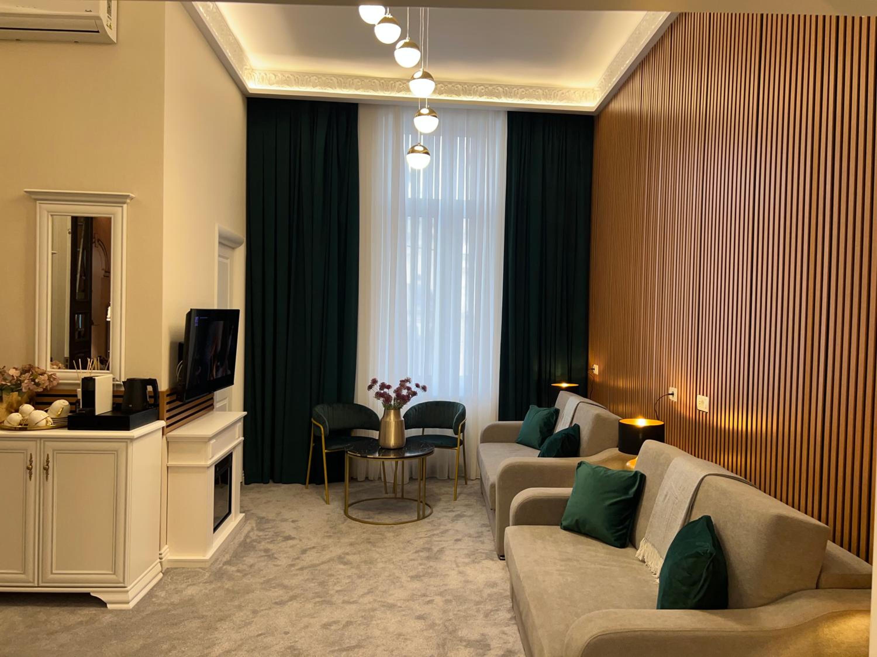 Deluxe One-Bedroom Apartment with City View - Photo 4