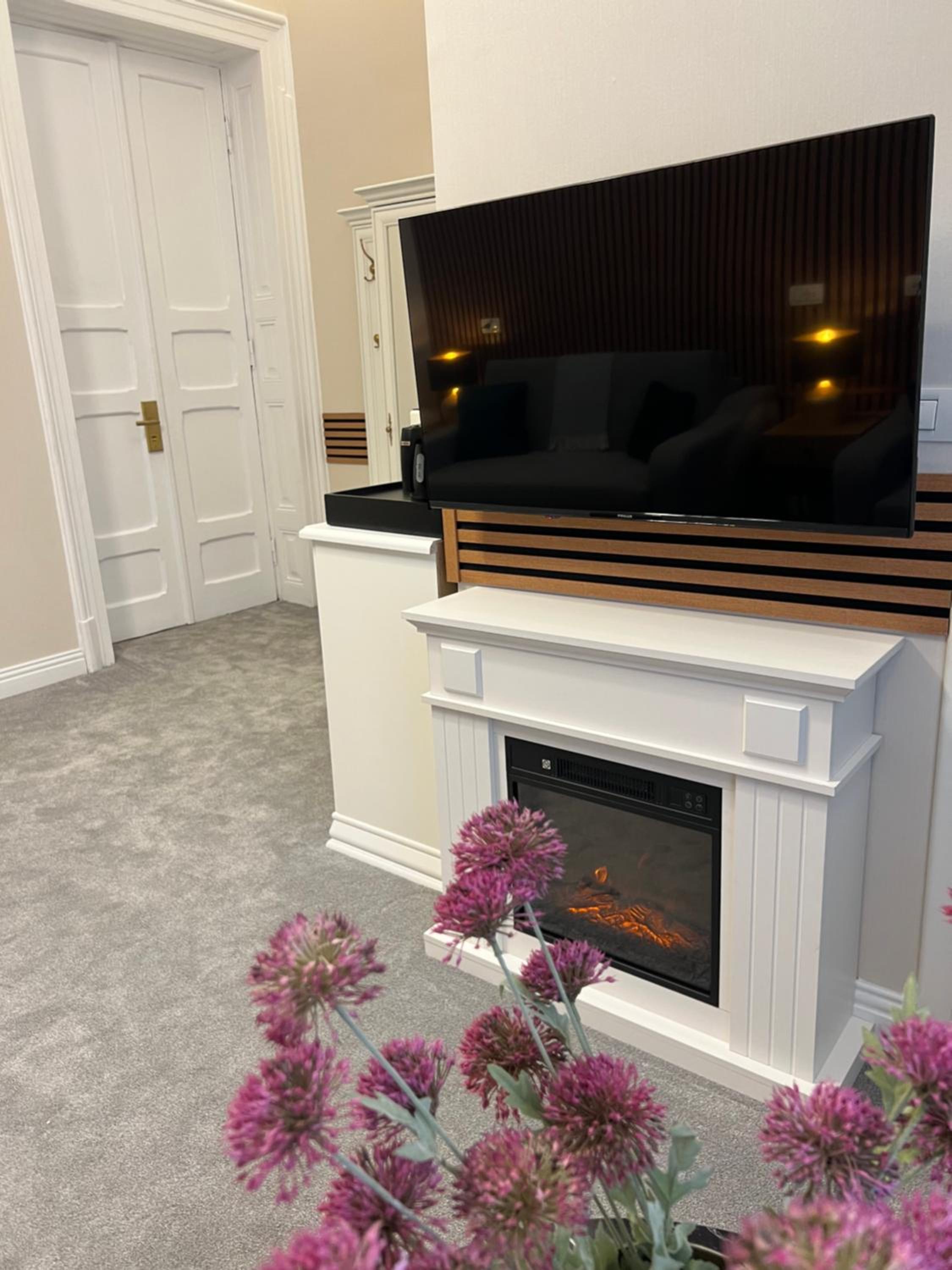 Deluxe One-Bedroom Apartment with City View - Photo 1