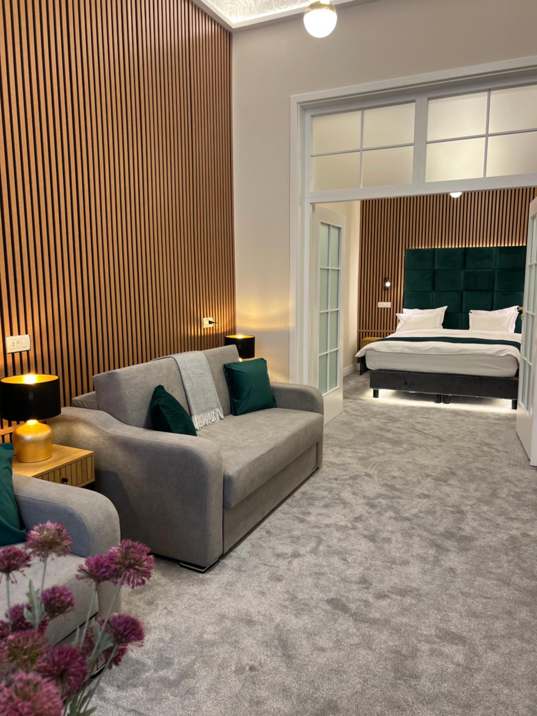 Deluxe One-Bedroom Apartment with City View - Photo 7