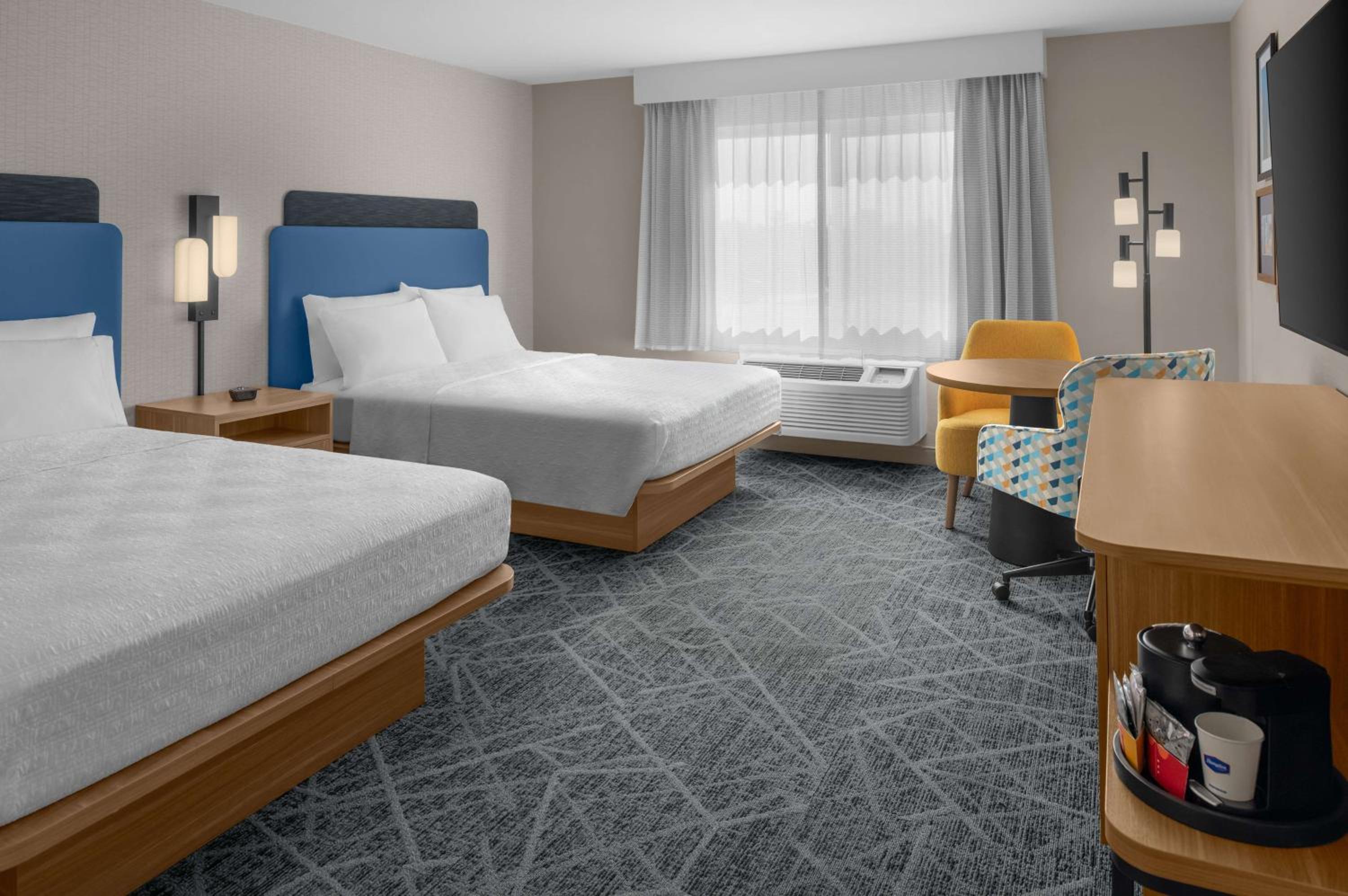 Queen Room with Two Queen Beds - Photo 3