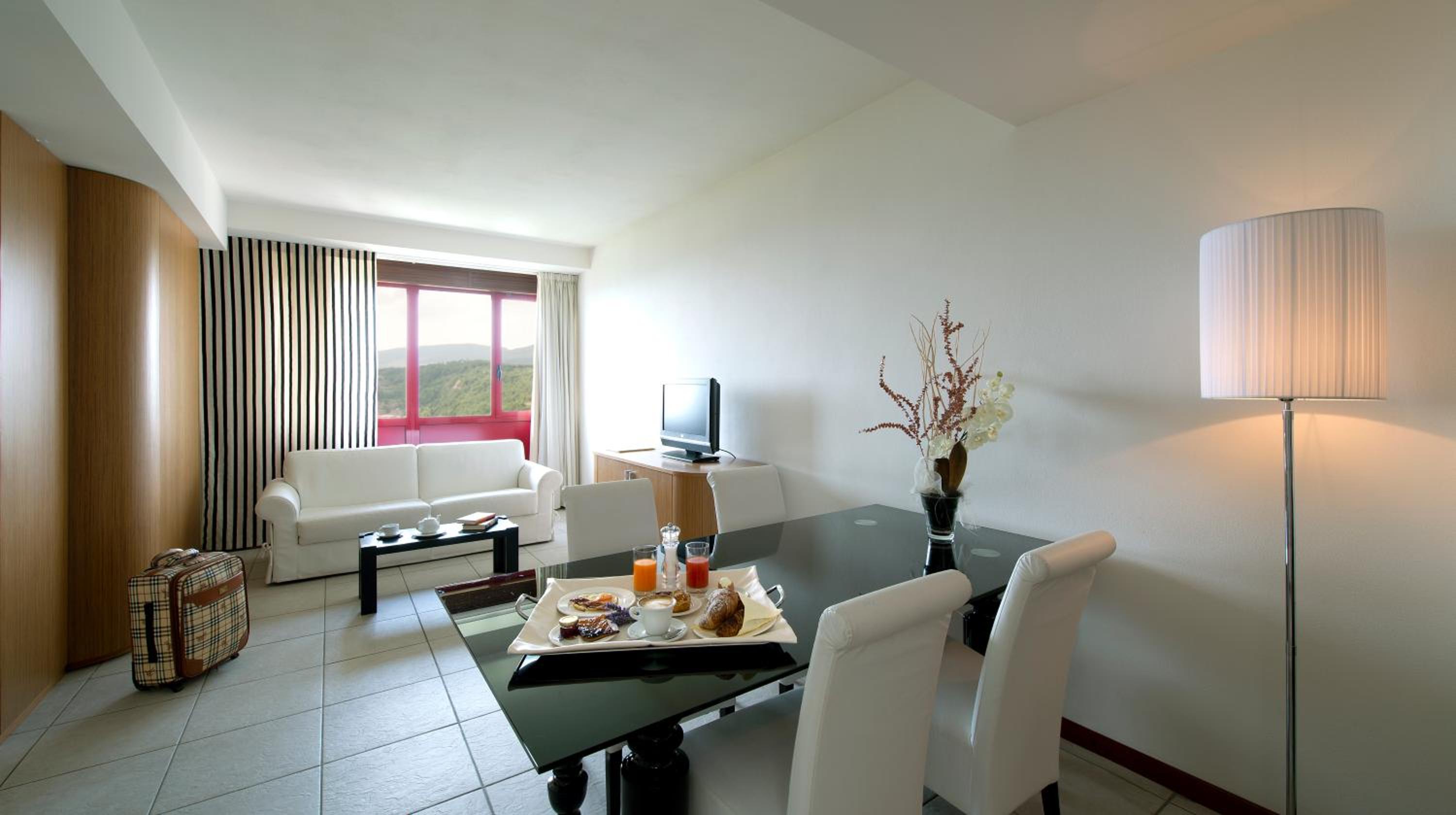 Junior Suite with Spa Access - Photo 3