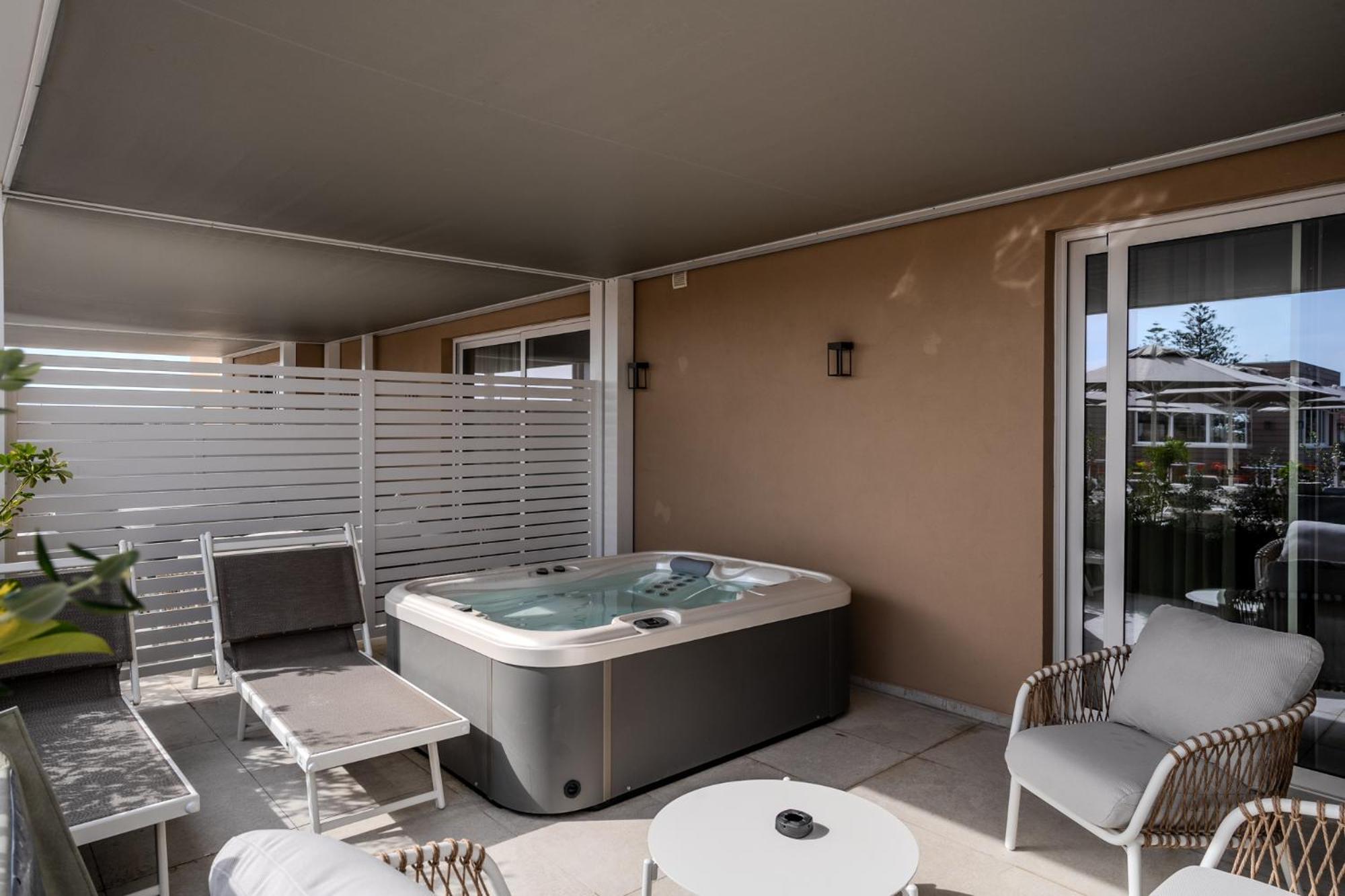 Junior King Suite with Spa Bath - Photo 2