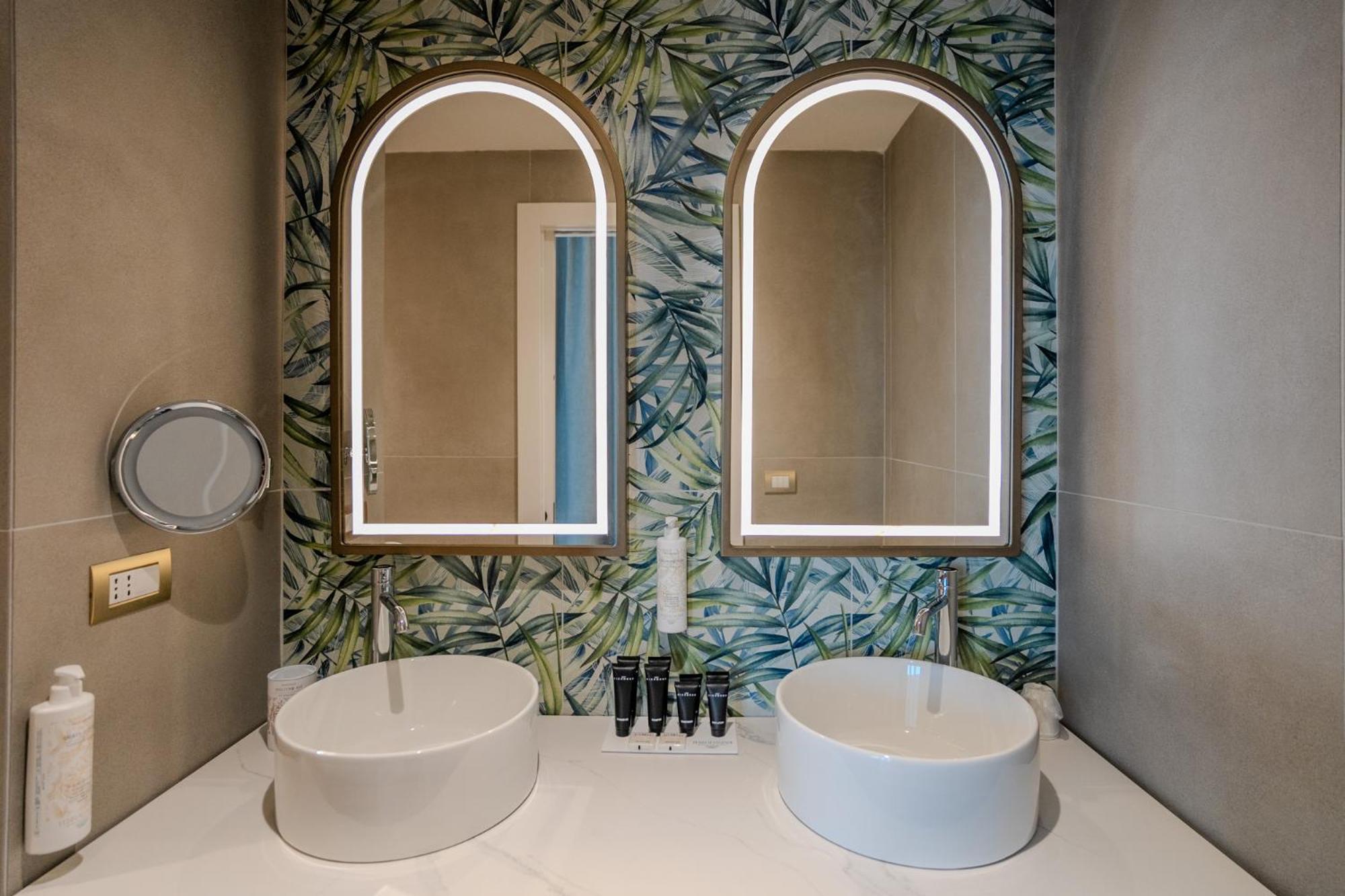 Junior King Suite with Spa Bath - Photo 3