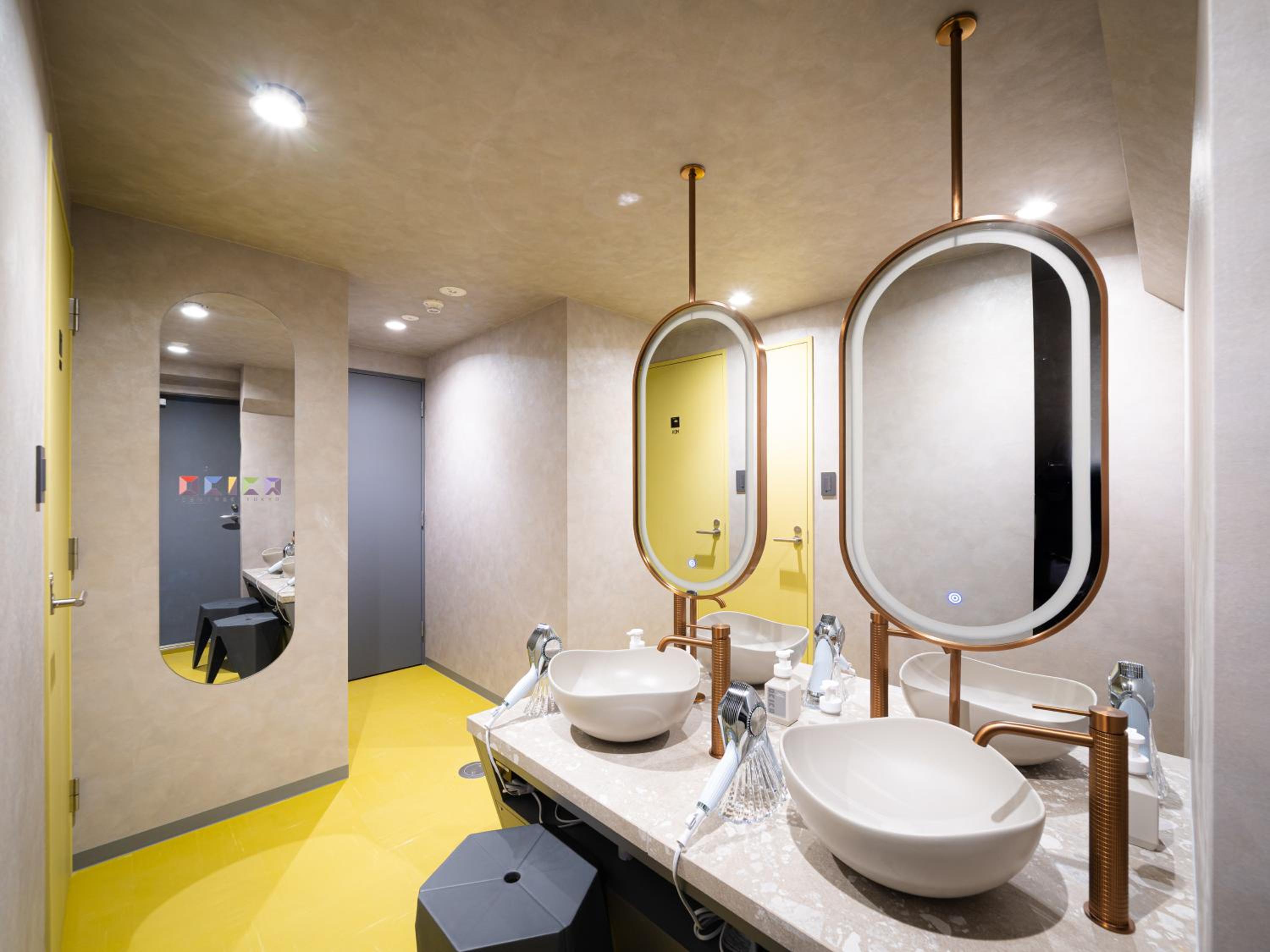 Double Room Monochrome with Shared Bathroom photo 3